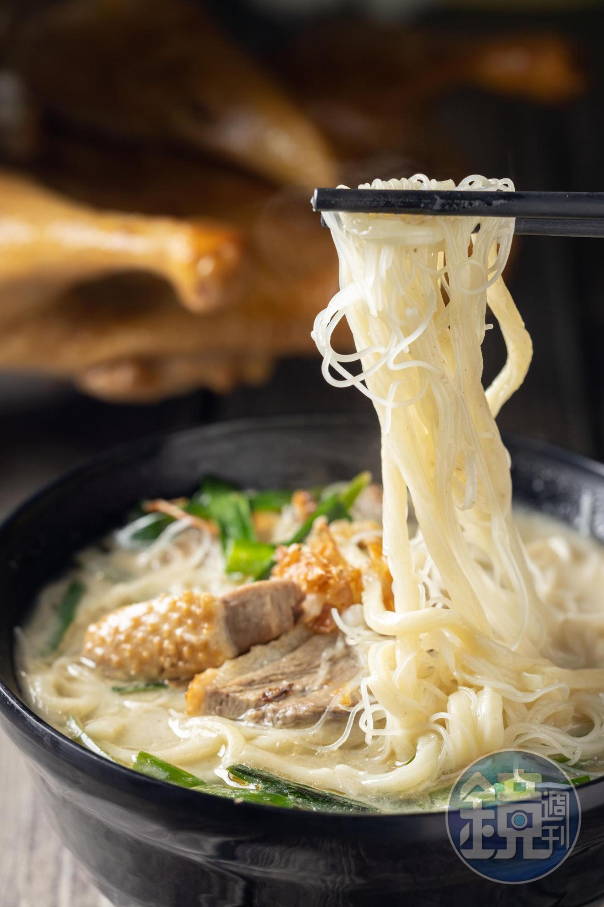 小孩子才做選擇​！「鴨肉綜合炊粉麵」了結了炊粉跟麵都想吃的心願。（70元／碗）