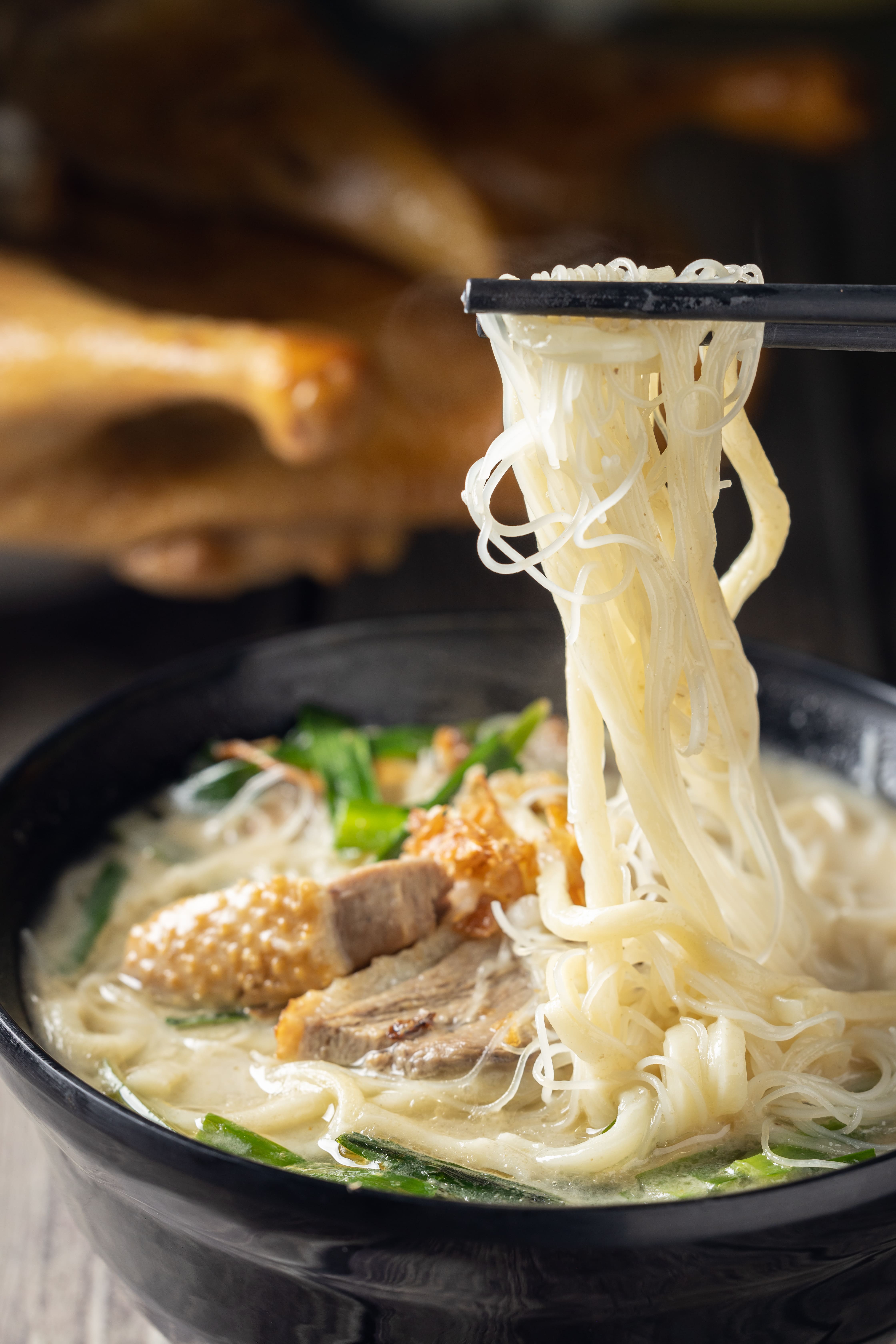 小孩子才做選擇!「鴨肉綜合炊粉麵」了結了炊粉跟麵都想吃的心願。(70元/碗)