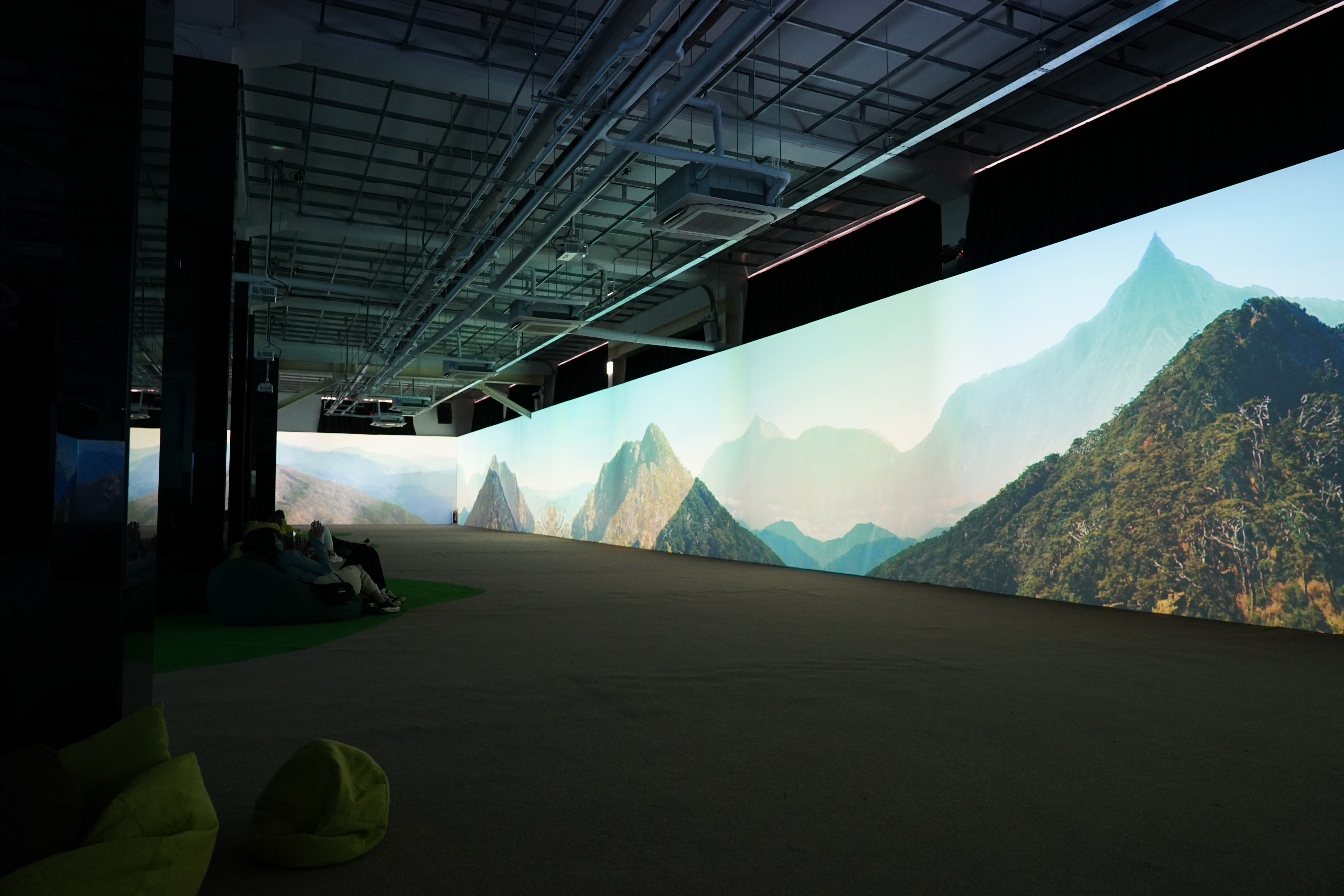 「在大武山遠眺」展區特意設計懶骨頭，讓旅人可以躺下，慵懶感受大武山之美。 