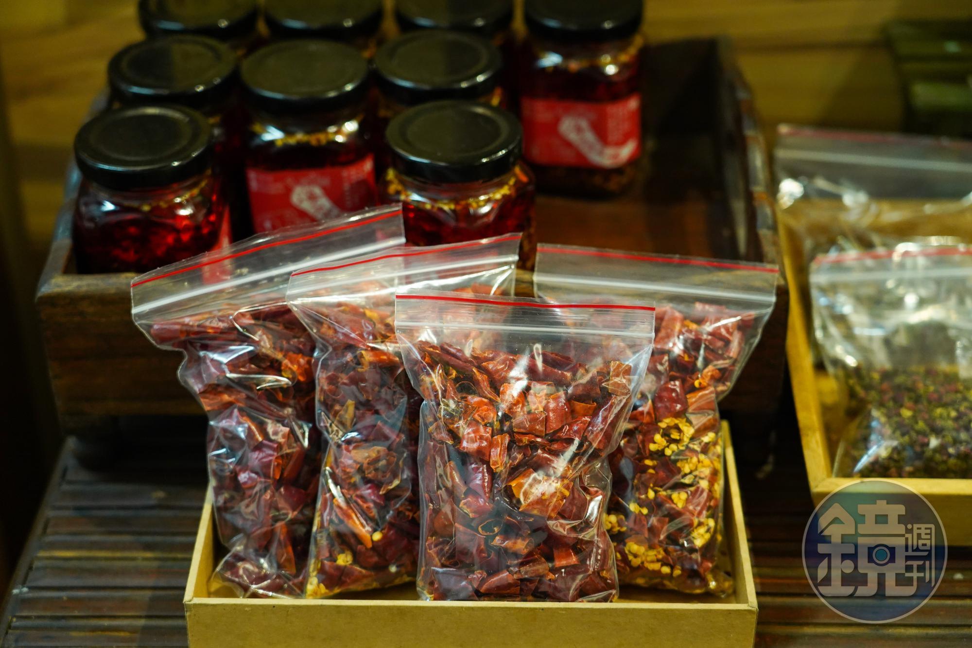 店內吃不過癮,還可把「宮保乾辣椒:二荊條段」(前,50元/包)買回家;道地的「川妹海椒油」(後,200元/罐),海椒為四川人對辣椒的稱呼。