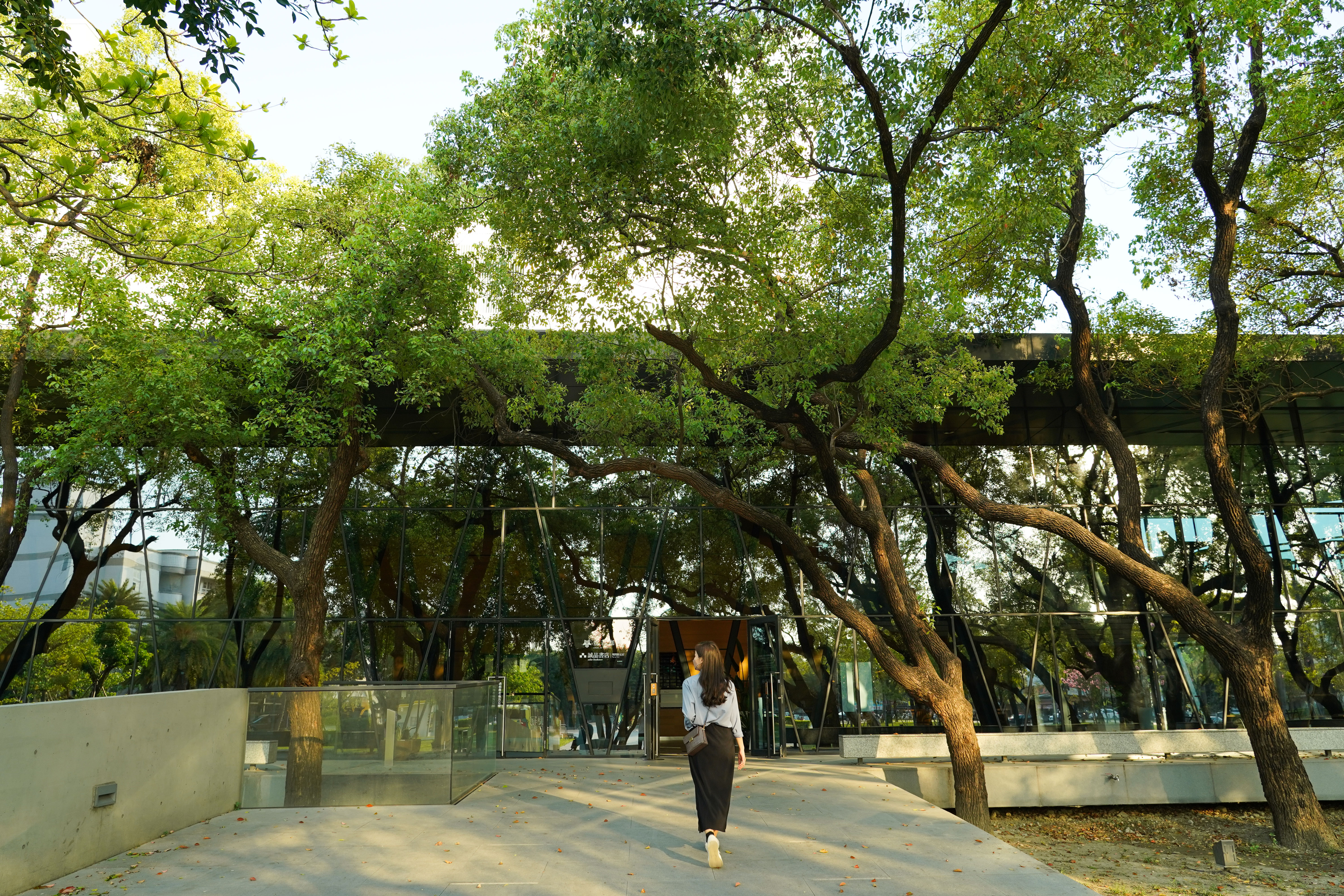 「屏東縣立圖書館總館」全區範圍接近5公頃，號稱全台唯一的森林系圖書館。