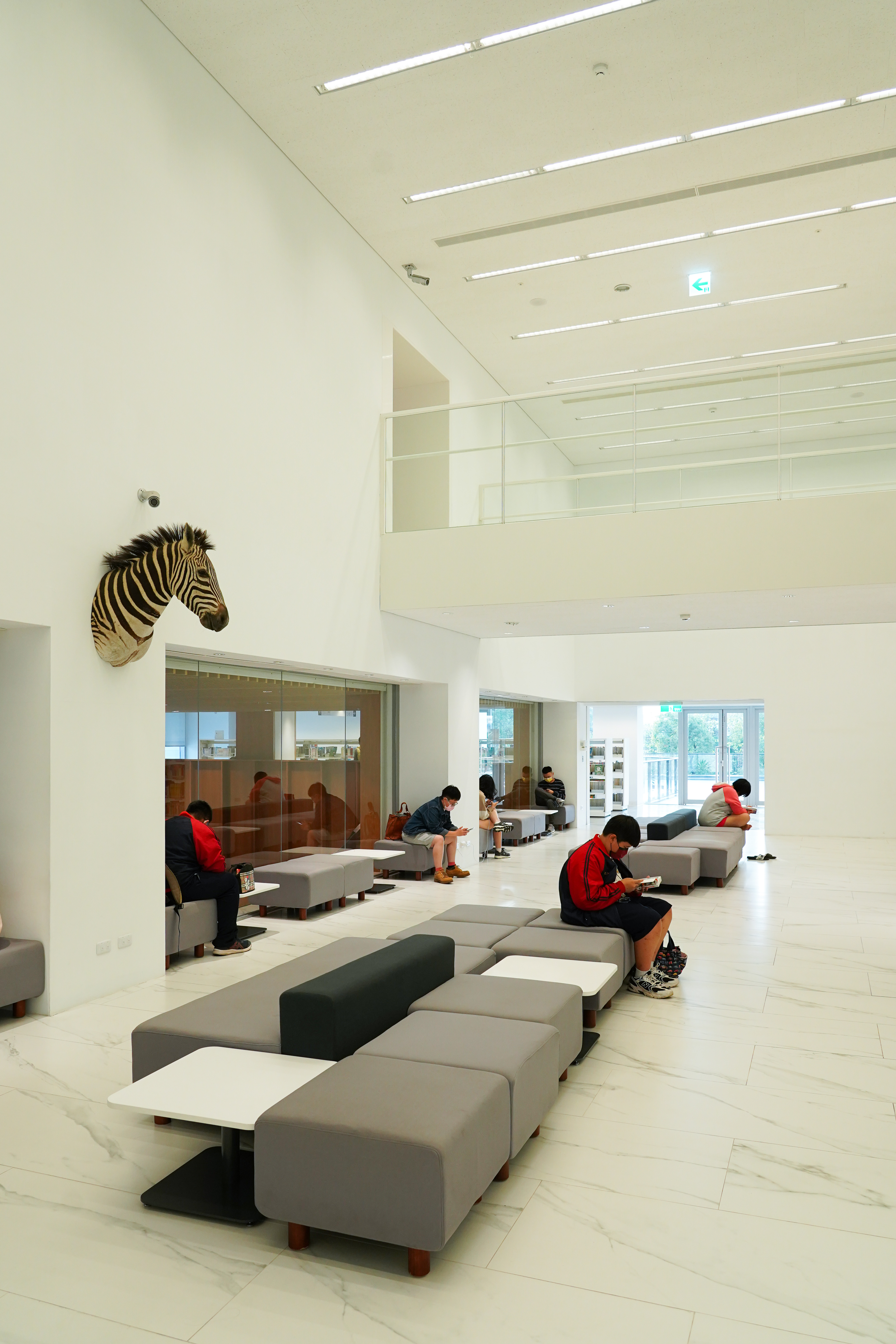 圖書館3樓空間以純白為主色調，規劃給青少年使用，館藏不少漫畫書籍。