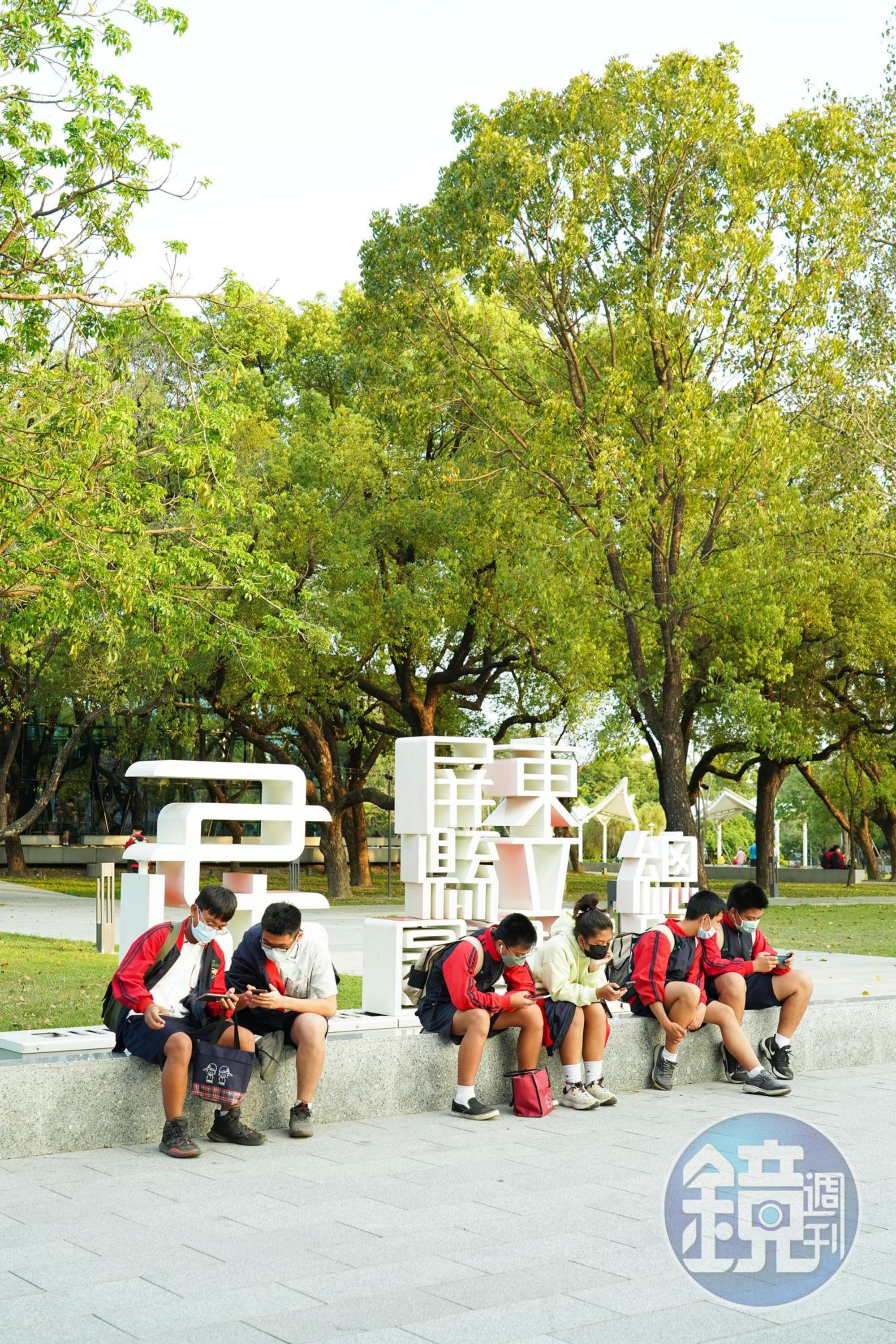 屏東縣立圖書館總館座落在千禧公園內，於2020年8月重新啟用。