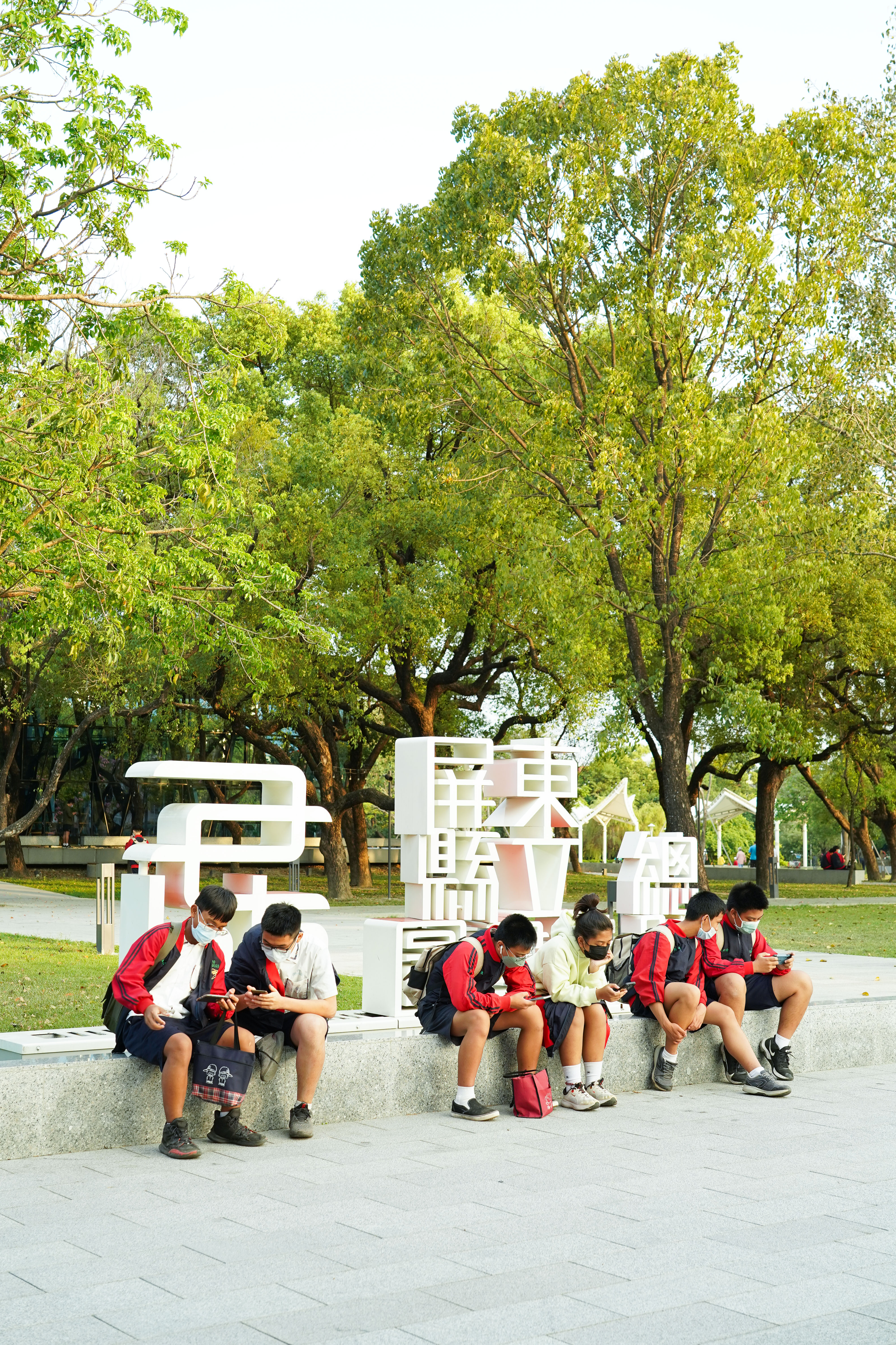 屏東縣立圖書館總館座落在千禧公園內，於2020年8月重新啟用。