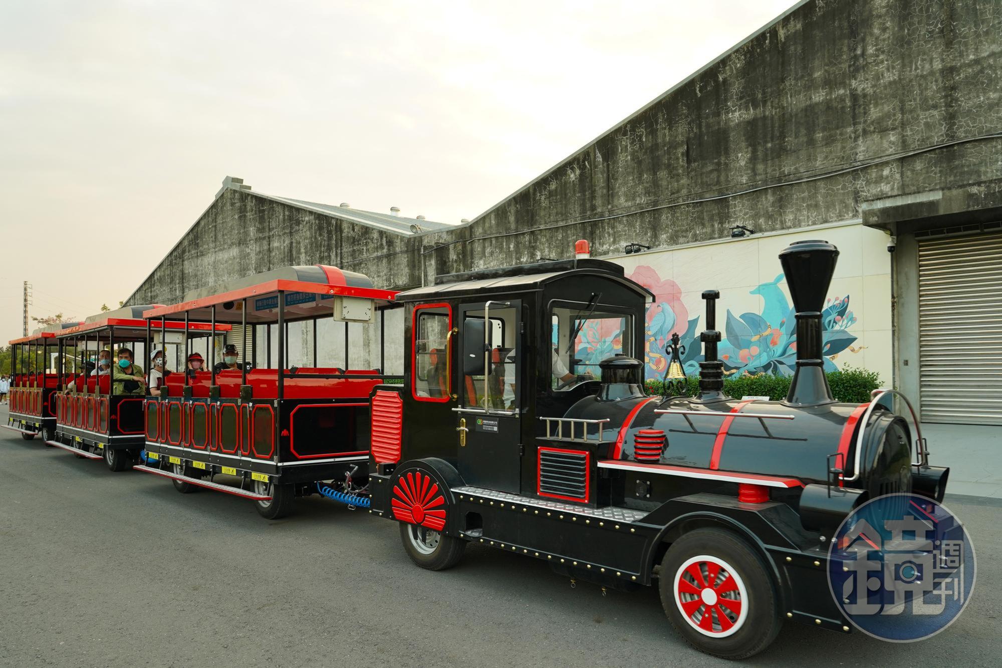 園方特別設計定時遊園車，讓遊客可輕鬆遊逛縣民公園。