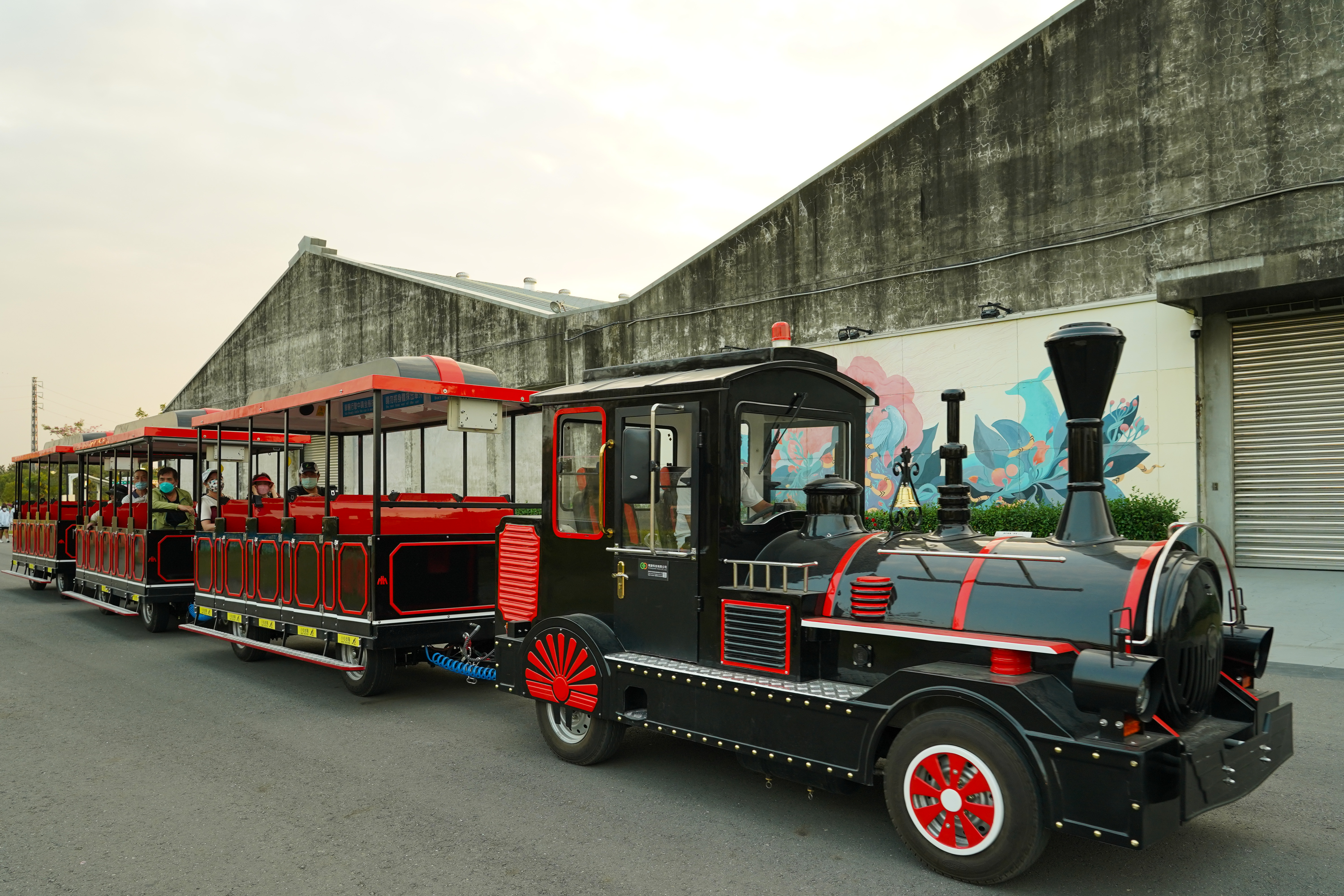 園方特別設計定時遊園車，讓遊客可輕鬆遊逛縣民公園。