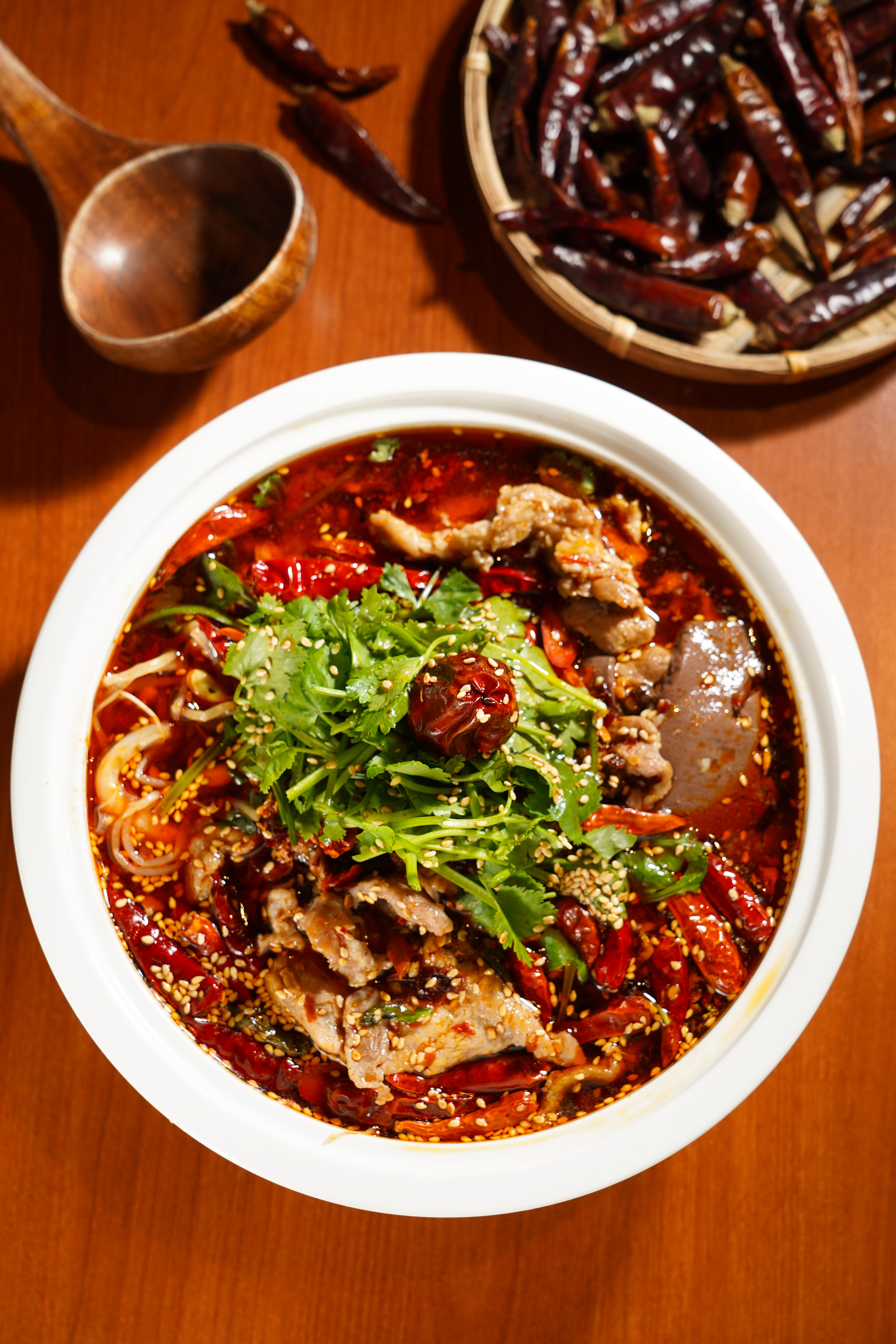 「水煮肉片」使用至少5種以上辣椒調味，香麻帶勁。（390元／大份）