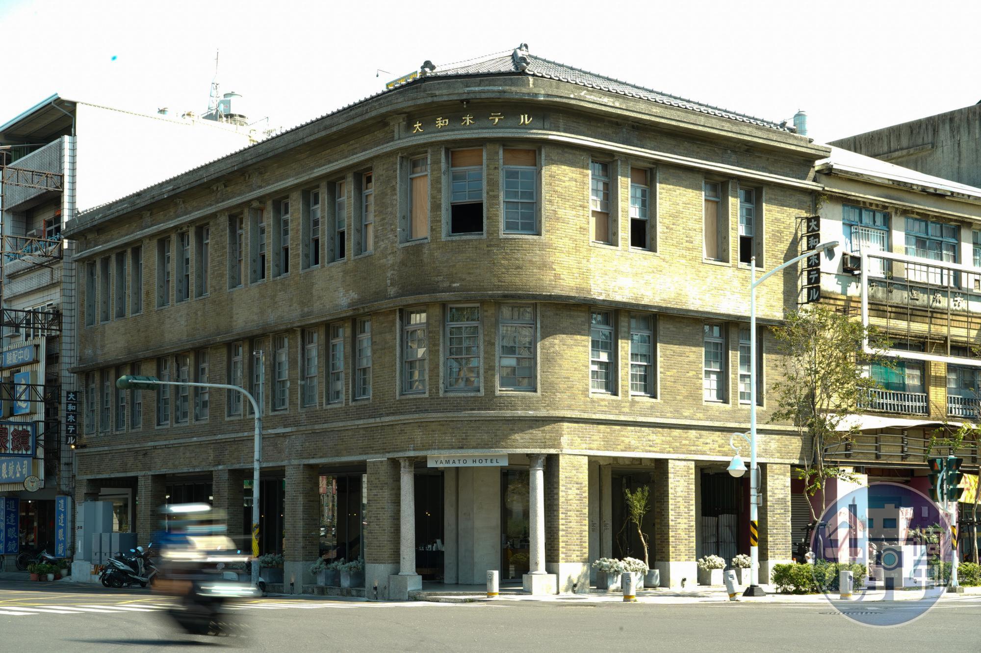 驛前大和咖啡館舊名為「大和ホテル」，建於1939年，當年是全屏東最高的建築。