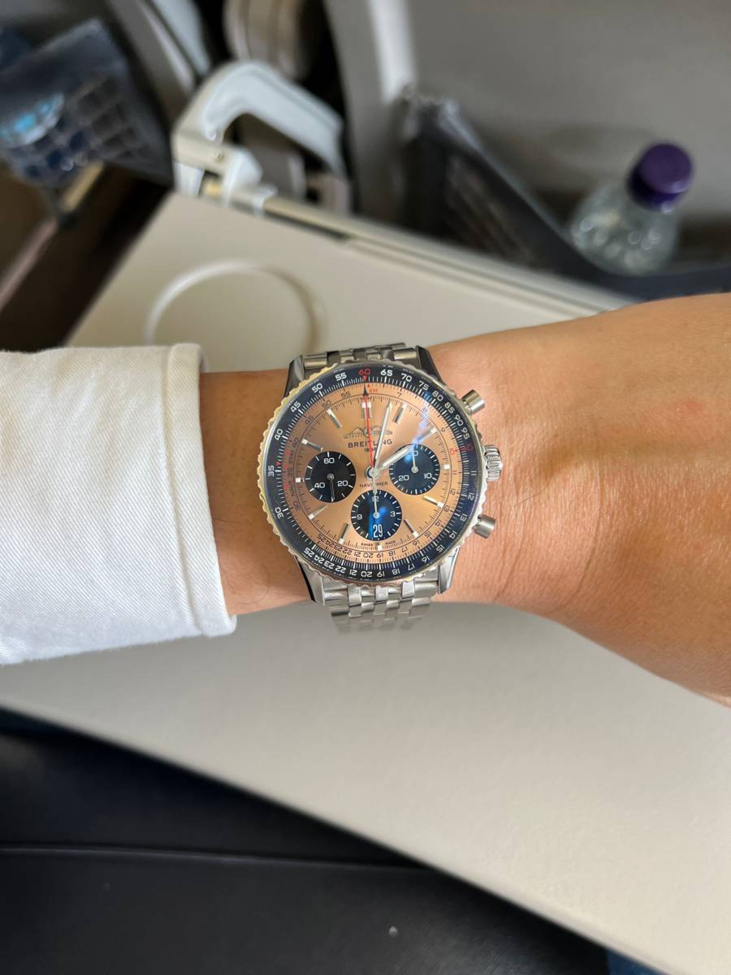 這款是官方稱為「銅色」面盤的Navitimer 43mm計時碼錶，定價約NT$284,000。