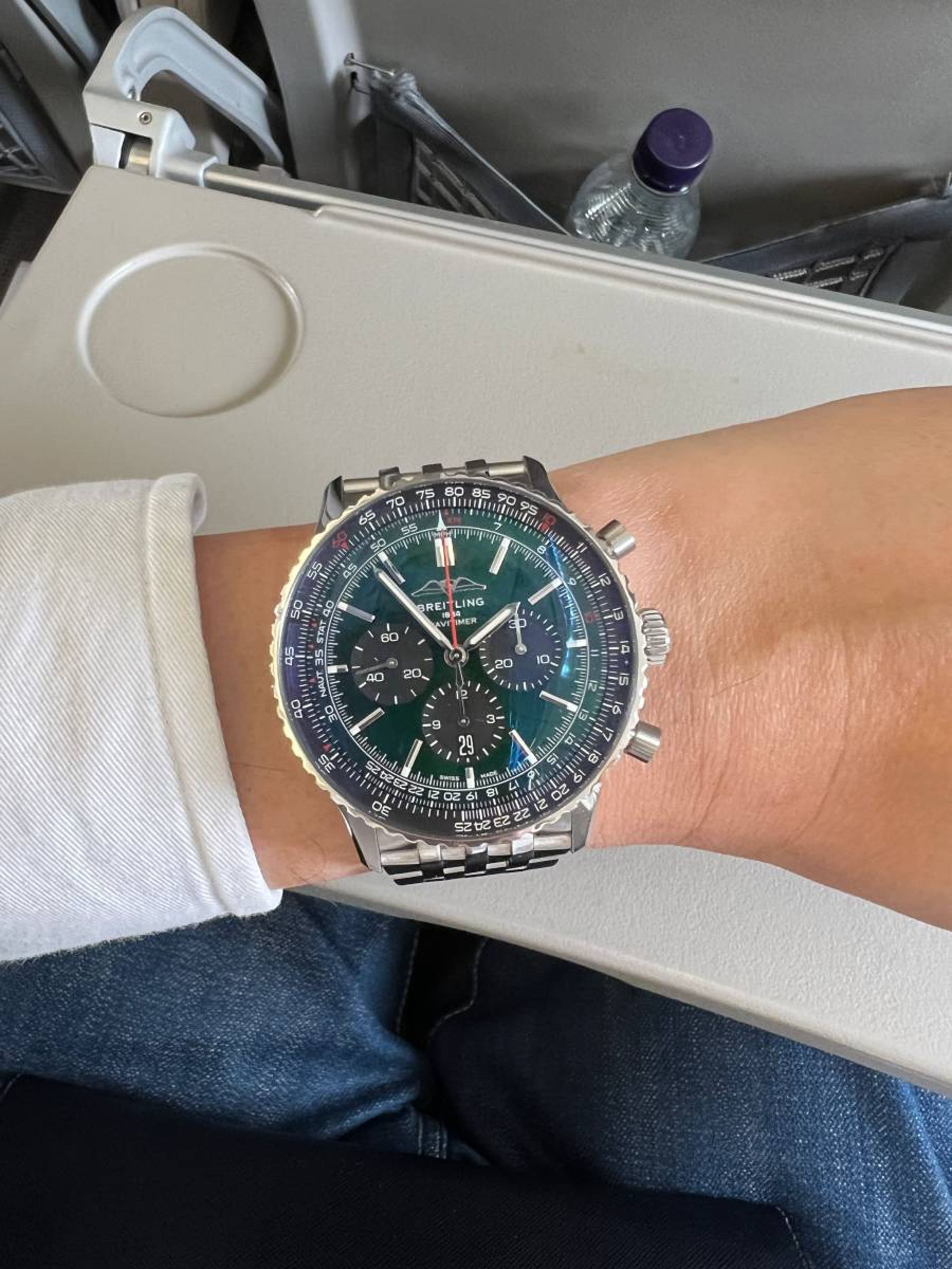 這一款是目前最紅的「綠色面盤」Navitimer 46mm計時碼錶，定價約NT$287,000。