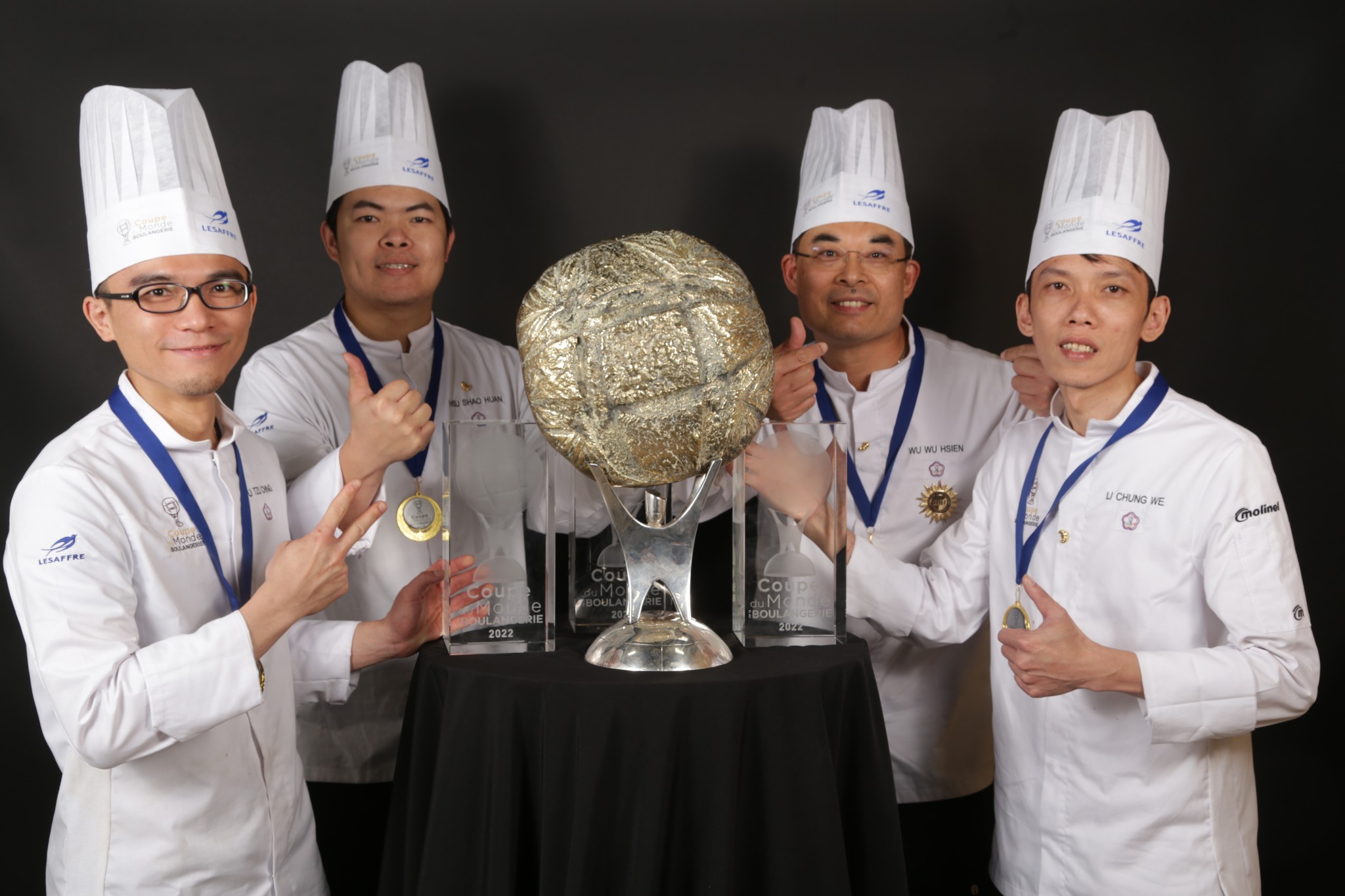 台灣隊吳武憲教練（右二）帶領武子靖（左一）、徐紹桓（左二）、李忠威（右一）選手奪下世界盃麵包大賽的冠軍獎盃。（圖取自Coupe du Monde de la Boulangerie官方臉書© Frédéric Vielcanet）
