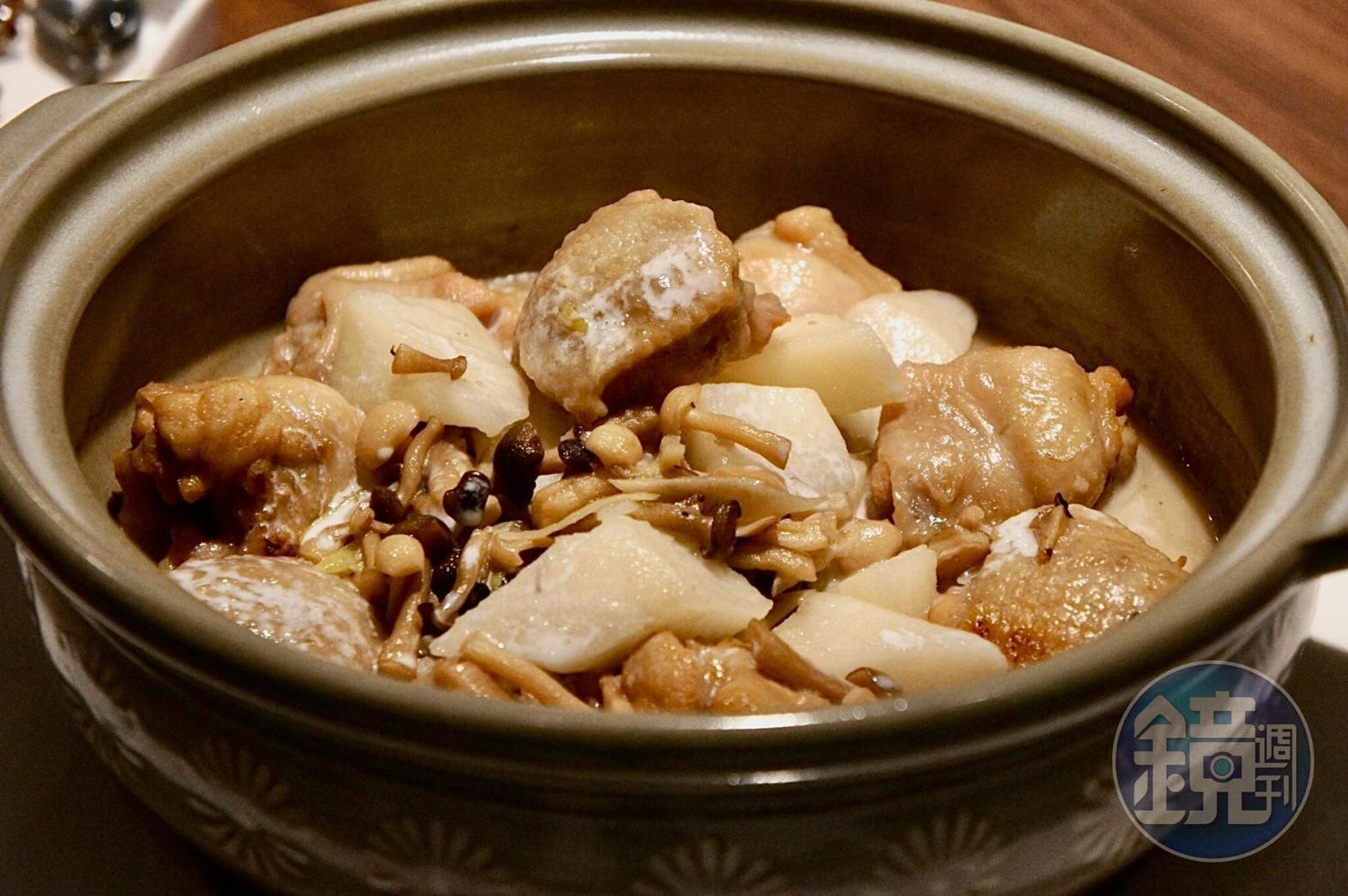 「芋香雞中煲」把芋頭填進去骨雞翅裡,雞肉包裹著綿綿芋香,口感濃郁但不會有糊化的芋泥影響菜色,作工細膩,風味很好。
