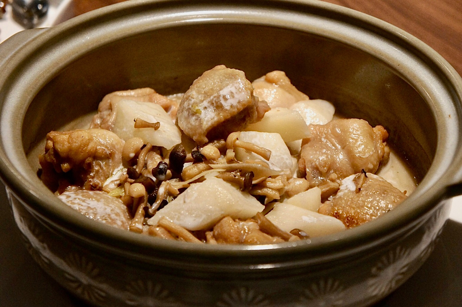 「芋香雞中煲」把芋頭填進去骨雞翅裡，雞肉包裹著綿綿芋香，口感濃郁但不會有糊化的芋泥影響菜色，作工細膩，風味很好。