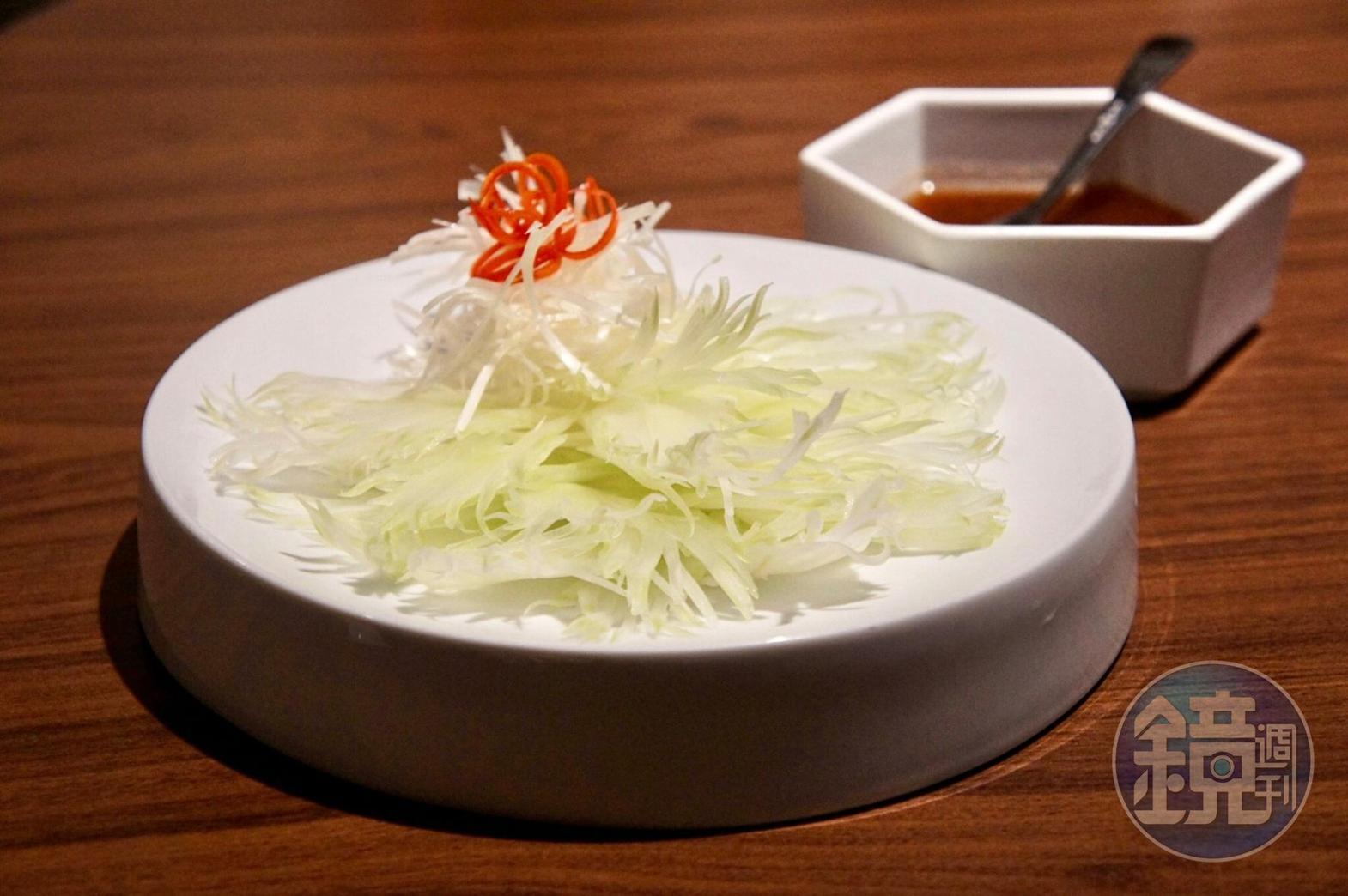 將西洋芹片成有如花瓣的「紫蘇芹菜花」,刀法俐落,為芹菜帶來全新口感。