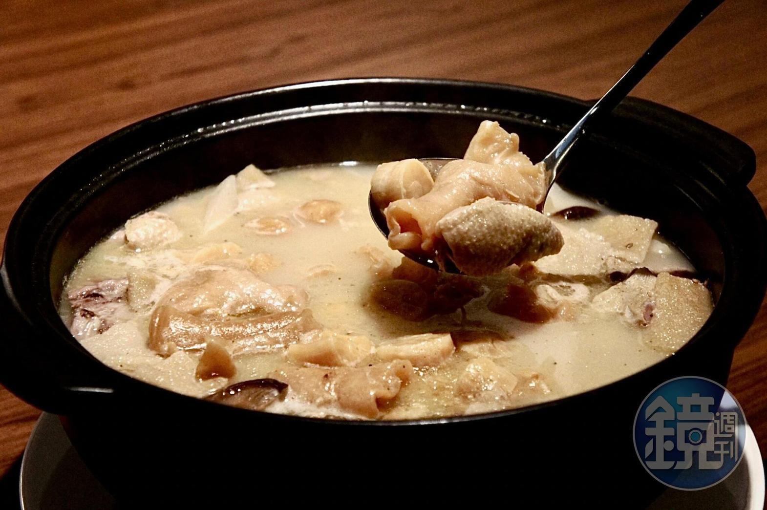 「胡椒濃湯皇帝鴨」湯汁醇厚,帶有溫暖的胡椒辛香。