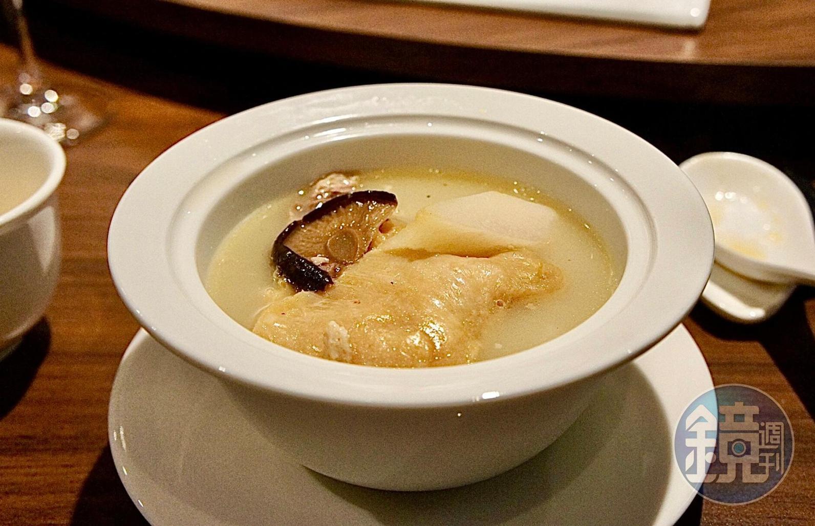 「胡椒濃湯皇帝鴨」加入花膠燉煮成黏嘴的白湯。