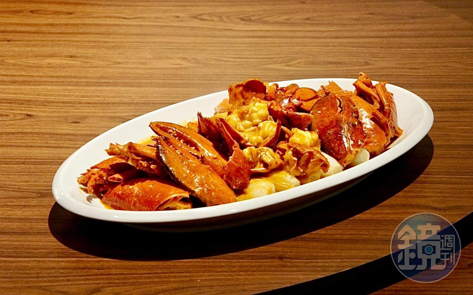 「脆米菜膽波士頓龍蝦」淋上的橙色龍蝦湯,是以烤過的龍蝦頭、魚蝦及大量蔬菜熬製的,風味濃郁鮮甜。