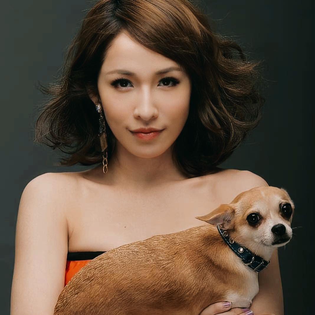 蕭亞軒貼出和愛犬Gemi的合照。（翻攝自蕭亞軒臉書）