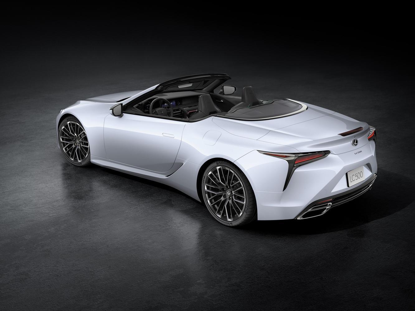 LC CONVERTIBLE Limited Edition搭配專屬幻焰紅頂篷、燻黑套件及 全新設計21吋多幅式鍛造鋁圈,GT敞篷跑車風範展露無遺。