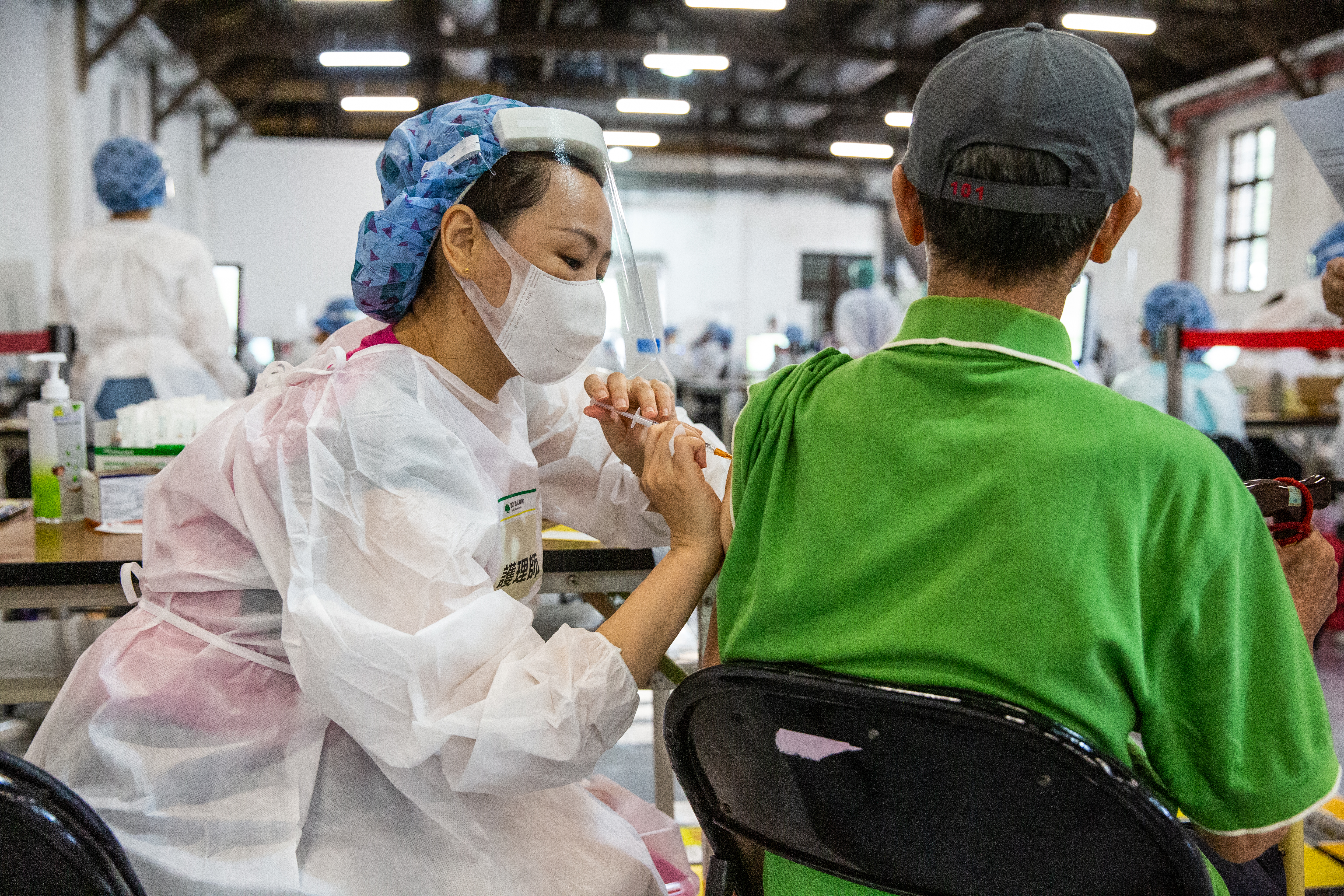 國內出現多起不明感染源，疫情又有再度升溫的趨勢。（本刊資料照）