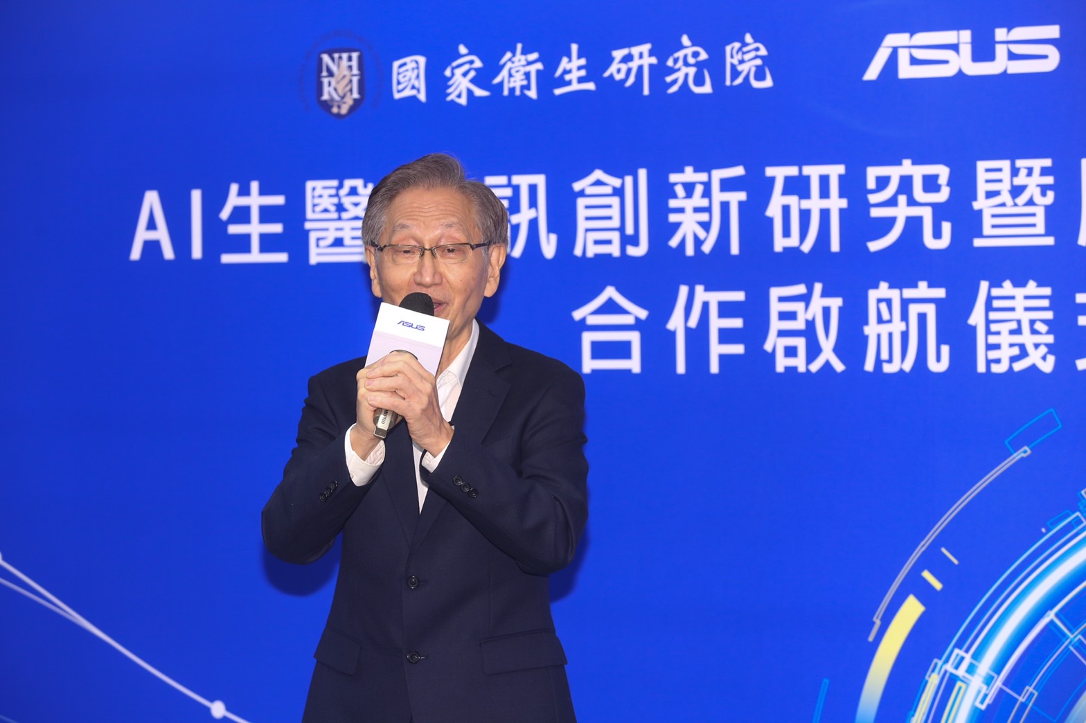 被捲入烏俄戰爭，華碩董事長施崇棠強調已停止出貨俄羅斯。（本刊資料照）