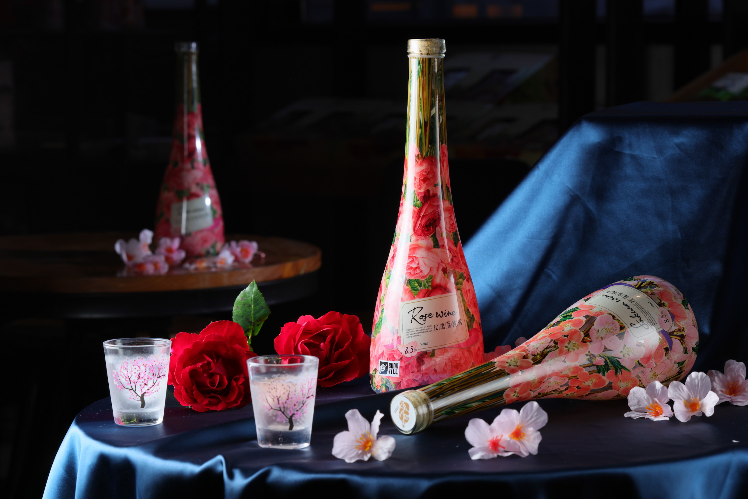 「玫瑰荔枝酒」（左）荔枝襯出大馬士革玫瑰的馥郁；「櫻花蜜桃酒」（右）則有日本鹽漬櫻花的甘潤，水蜜桃果香活潑。（皆450元／瓶）
