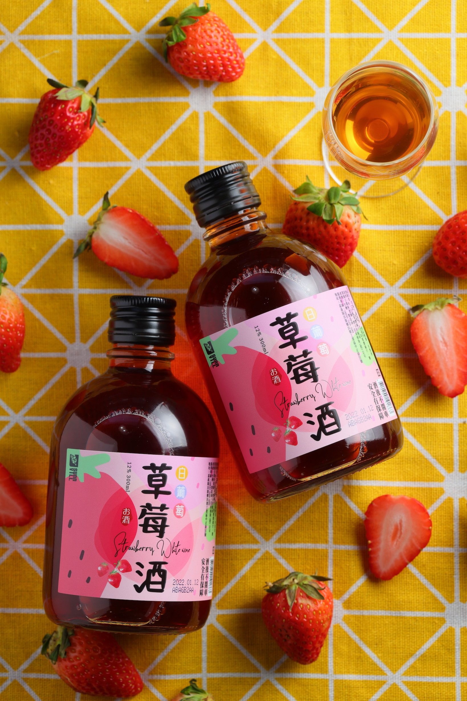 季節限定新品「草莓白葡萄酒」用澳洲酵母搭配西班牙原生種Airen葡萄、奧地利紅寶石草莓，果香交疊引人入勝。（250元／瓶）