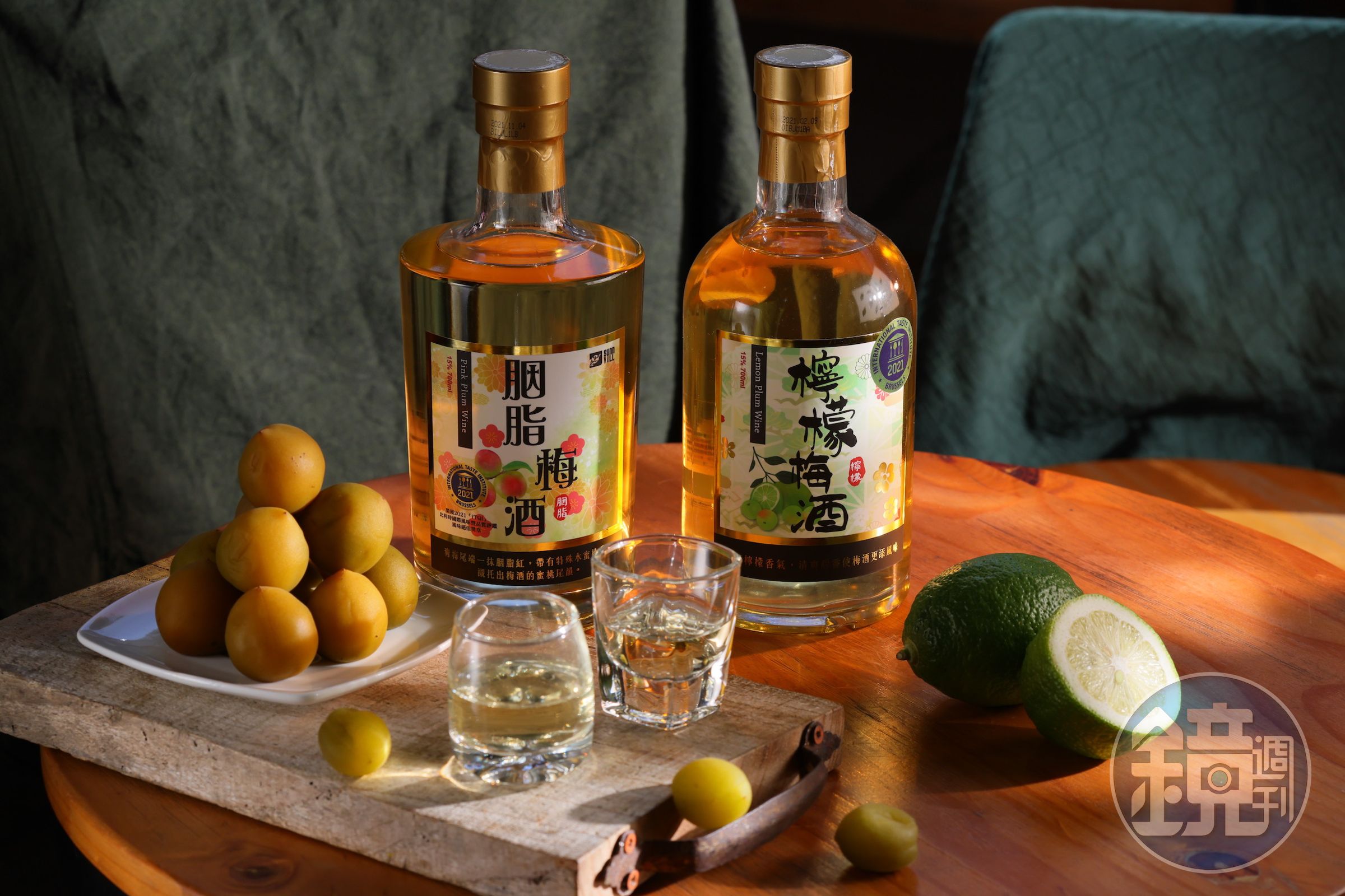 「胭脂梅酒」（左）帶胭脂梅特有飽滿蜜香；「檸檬梅酒」（右）多了分柑橘清新。（皆580元／瓶）