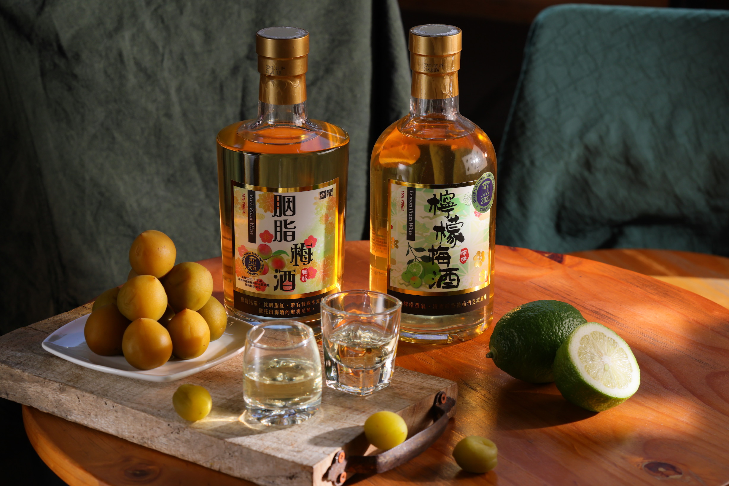 「胭脂梅酒」（左）帶胭脂梅特有飽滿蜜香；「檸檬梅酒」（右）多了分柑橘清新。（皆580元／瓶）