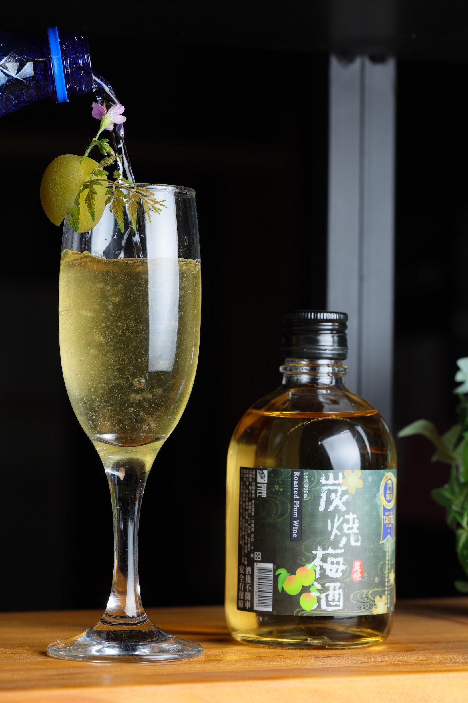 「炭燒梅酒」（250元／瓶）以特殊蒸餾技術帶出煙燻味，搭配綠茶和氣泡水，喝來相當清爽。
