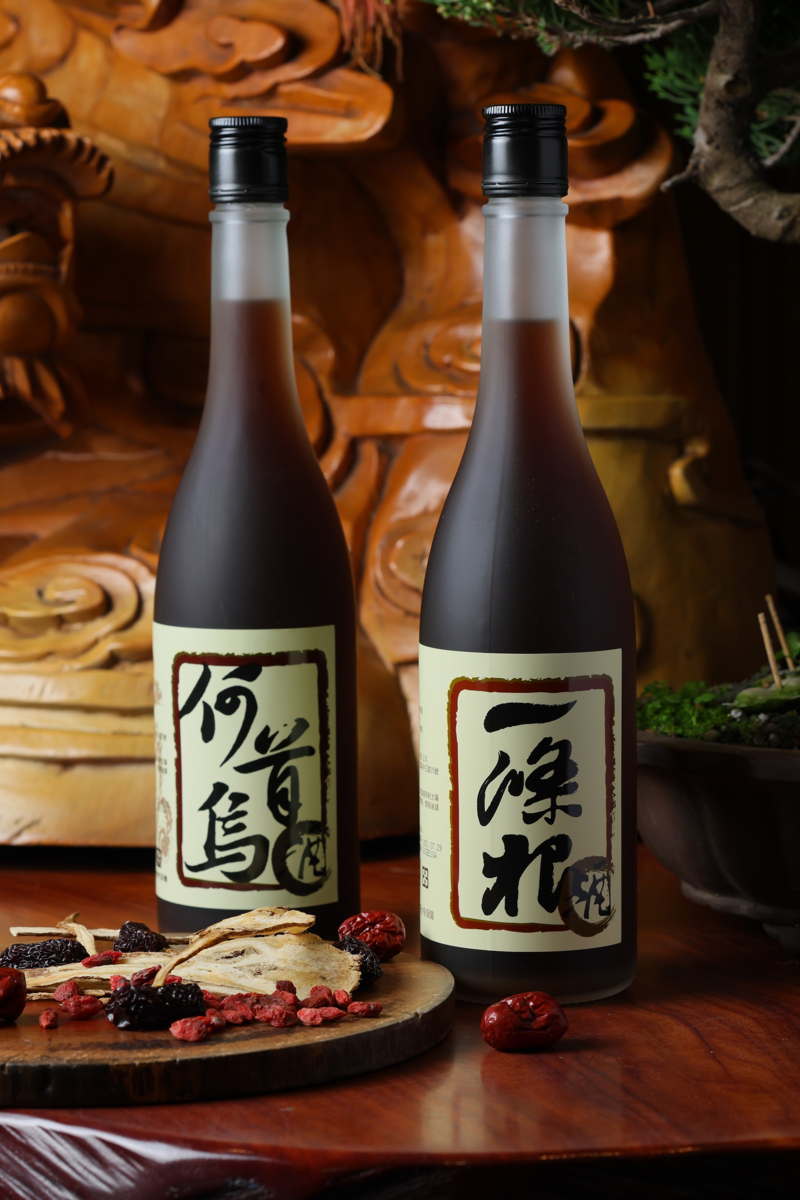 除了年輕繽紛的花果酒，這裡也有「何首烏」「一條根」等漢方藥酒，頗受長輩歡迎，也很適合入菜。（皆450元／瓶、禮盒裝550元／瓶）