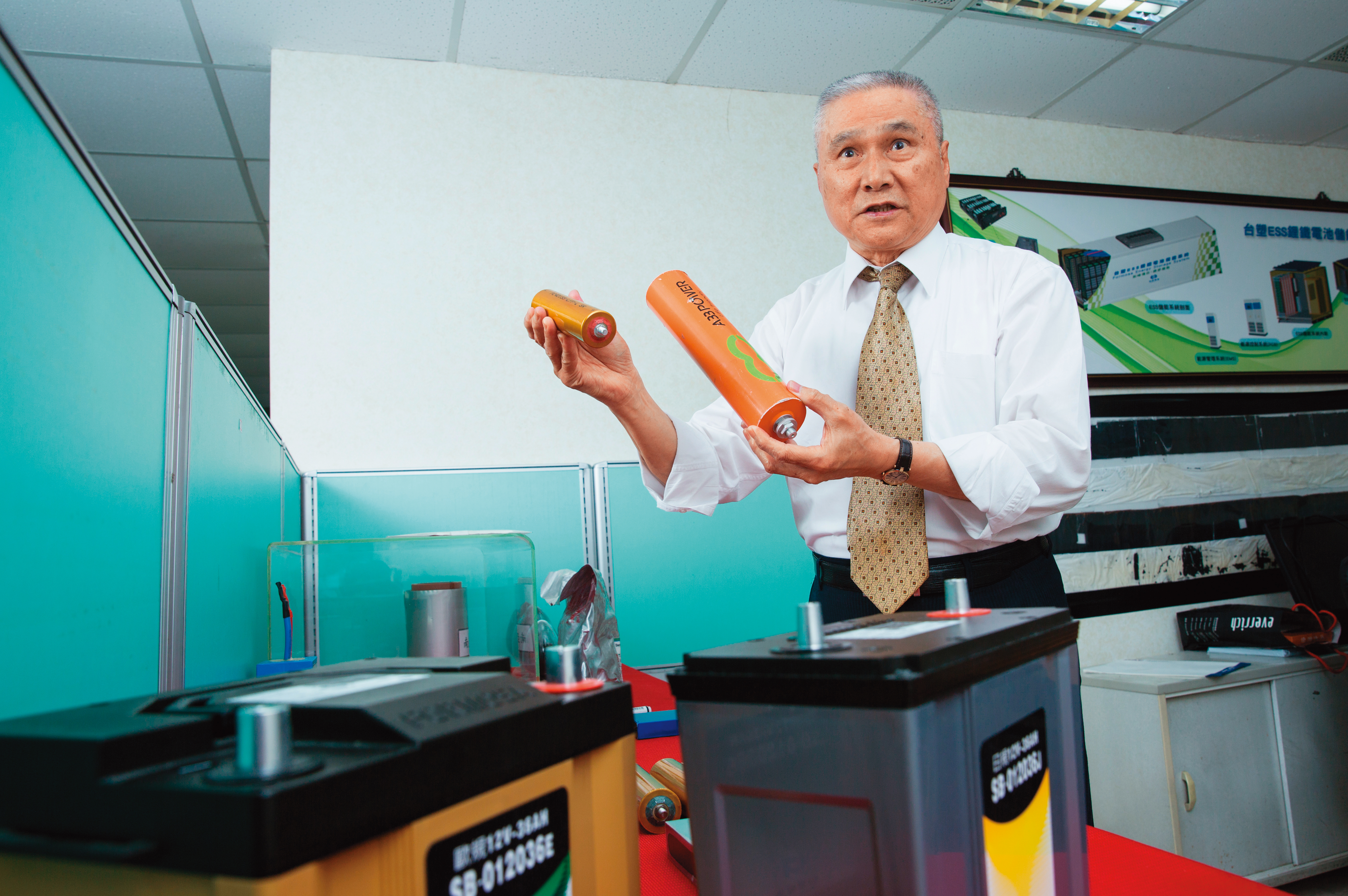 台塑集團的台塑鋰鐵材料董事長陳勝光認為，鋰鐵很適合台灣發展，計畫從氧化鋰鐵轉成磷酸鋰鐵。