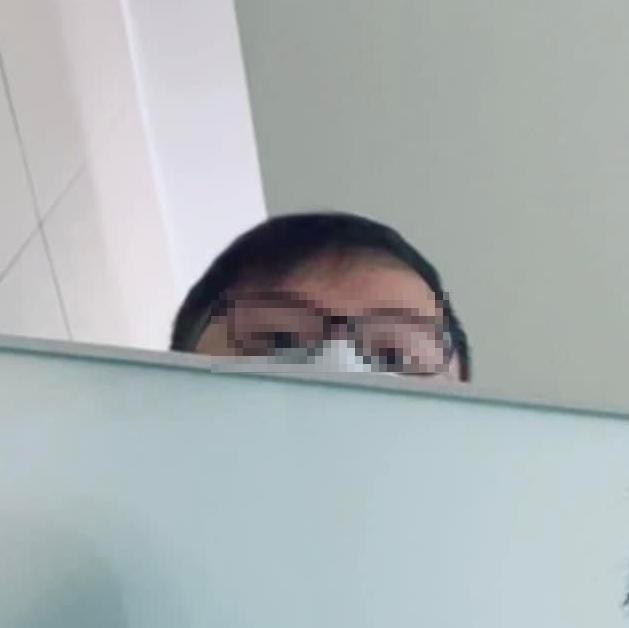 受害男子發現被偷窺,立刻拿出手機蒐證,拍下金男的樣貌報案。(翻攝自臉書)