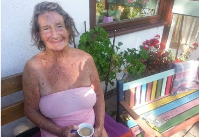 英國一名患有失智症的91歲奶奶與小23歲老公結婚不到5個月便過世，老公繼承龐大遺產並再娶她人。（翻攝臉書@predatorymarriage）