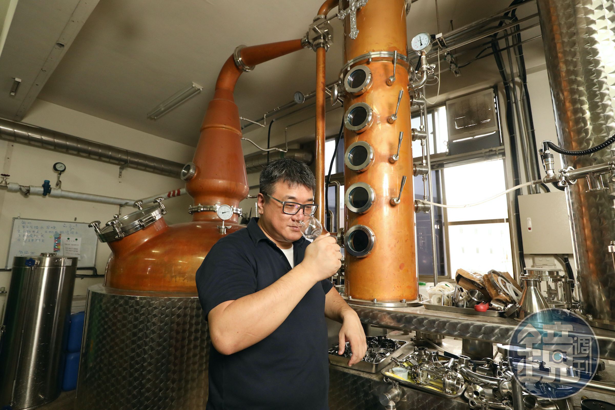 「合力酒廠」創辦人暨蒸餾師張佑任（Alex）帶有瘋狂科學家精神，他選用在地物產製酒，在世界烈酒領域裡懂得用國際語言介紹風土特色。