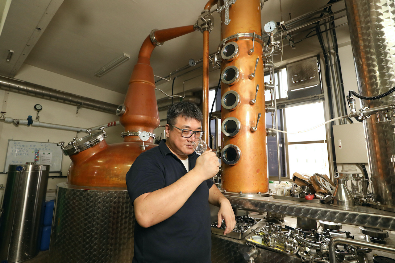 「合力酒廠」創辦人暨蒸餾師張佑任（Alex）帶有瘋狂科學家精神，他選用在地物產製酒，在世界烈酒領域裡懂得用國際語言介紹風土特色。