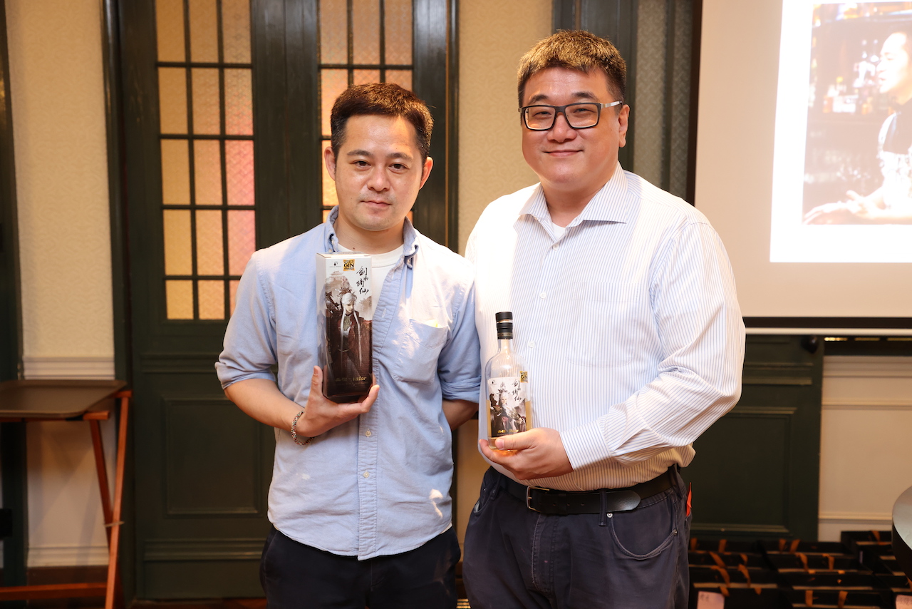 「合力酒廠」創辦人暨蒸餾師張佑任（Alex）（右）與琴酒達人鄭哲宇（Soso）（左），經常合作研發台灣風味琴酒。（合力酒廠提供）