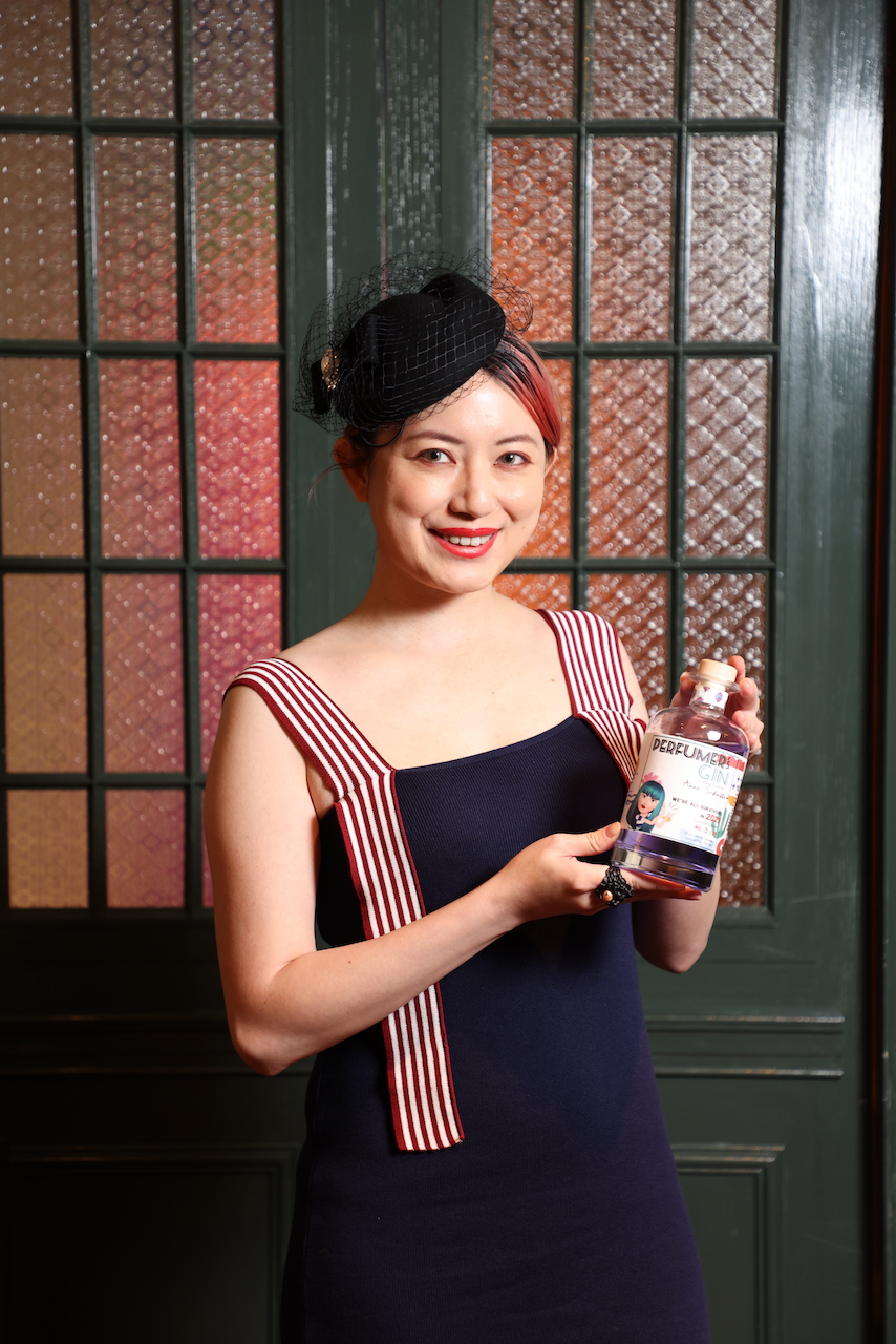 香水師安薛佛Anne與合力酒廠跨界合作的「Perfumer's Gin」，帶有花香。（合力酒廠提供）