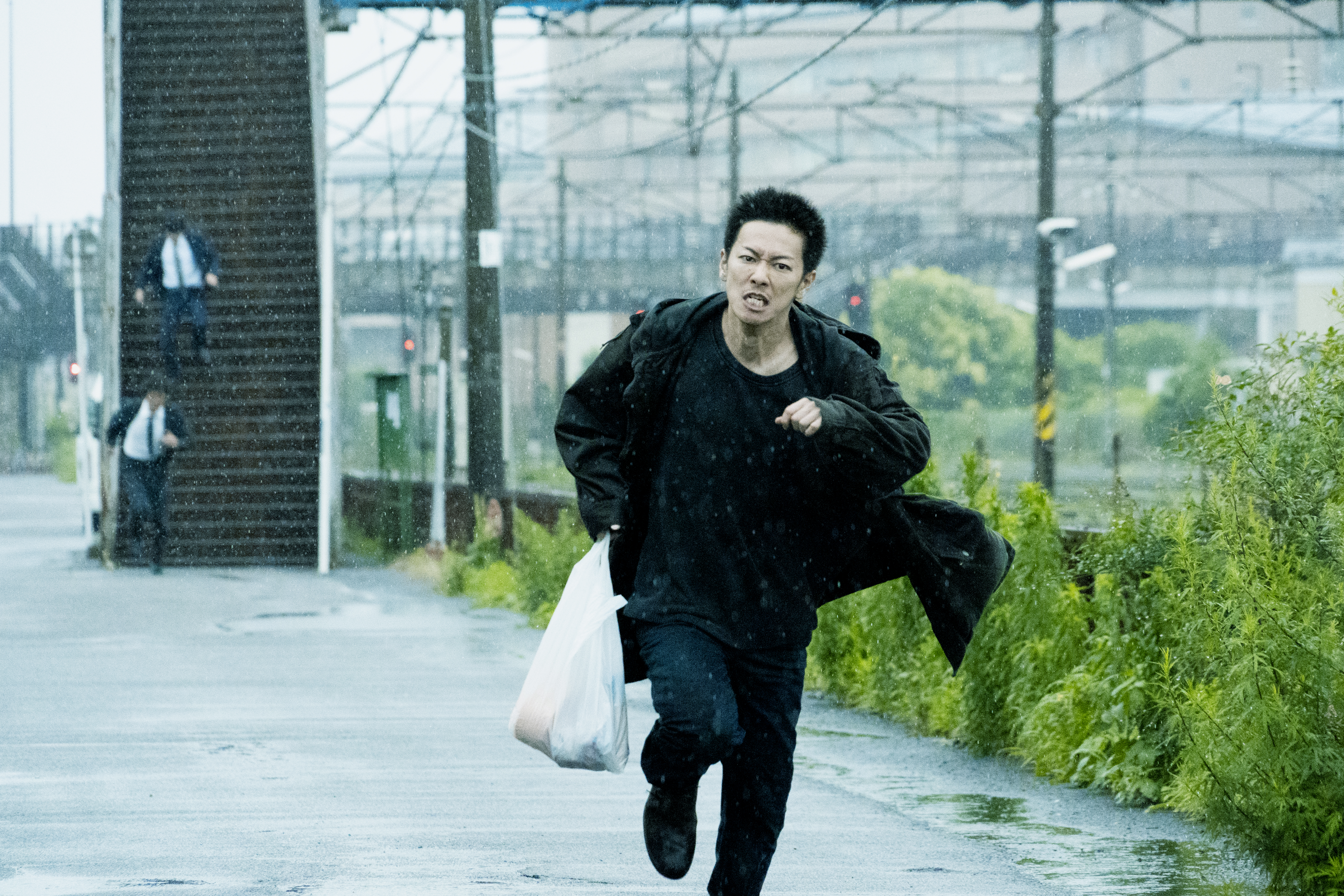 《那些得不到保護的人》中佐藤健遭到警方鎖定，發現被跟蹤後試圖逃亡。（鴻聯國際提供）