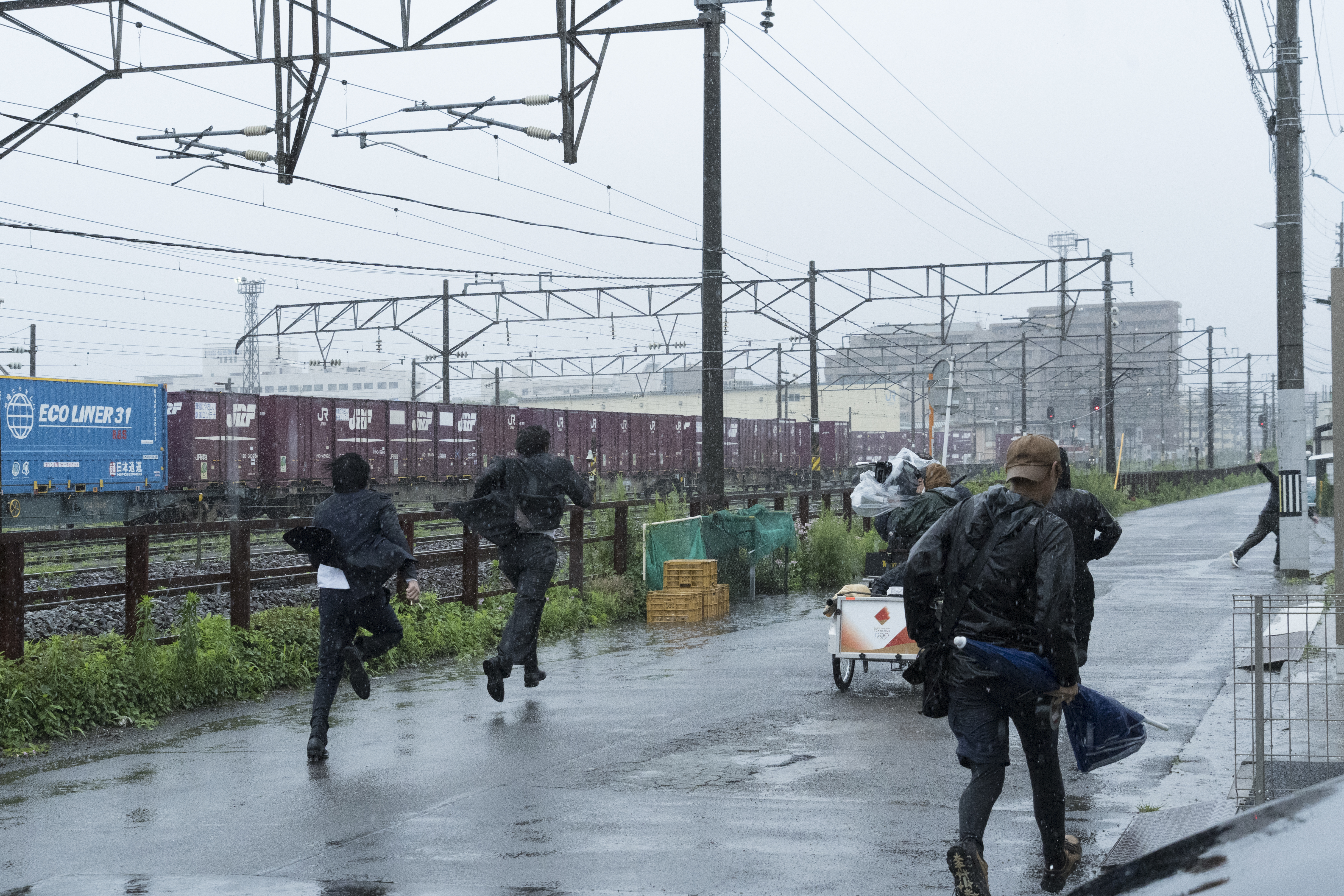 該場雨中追擊戰多次重複拍攝，讓工作人員還有阿部寬等演員都跑到筋疲力盡。（鴻聯國際提供）
