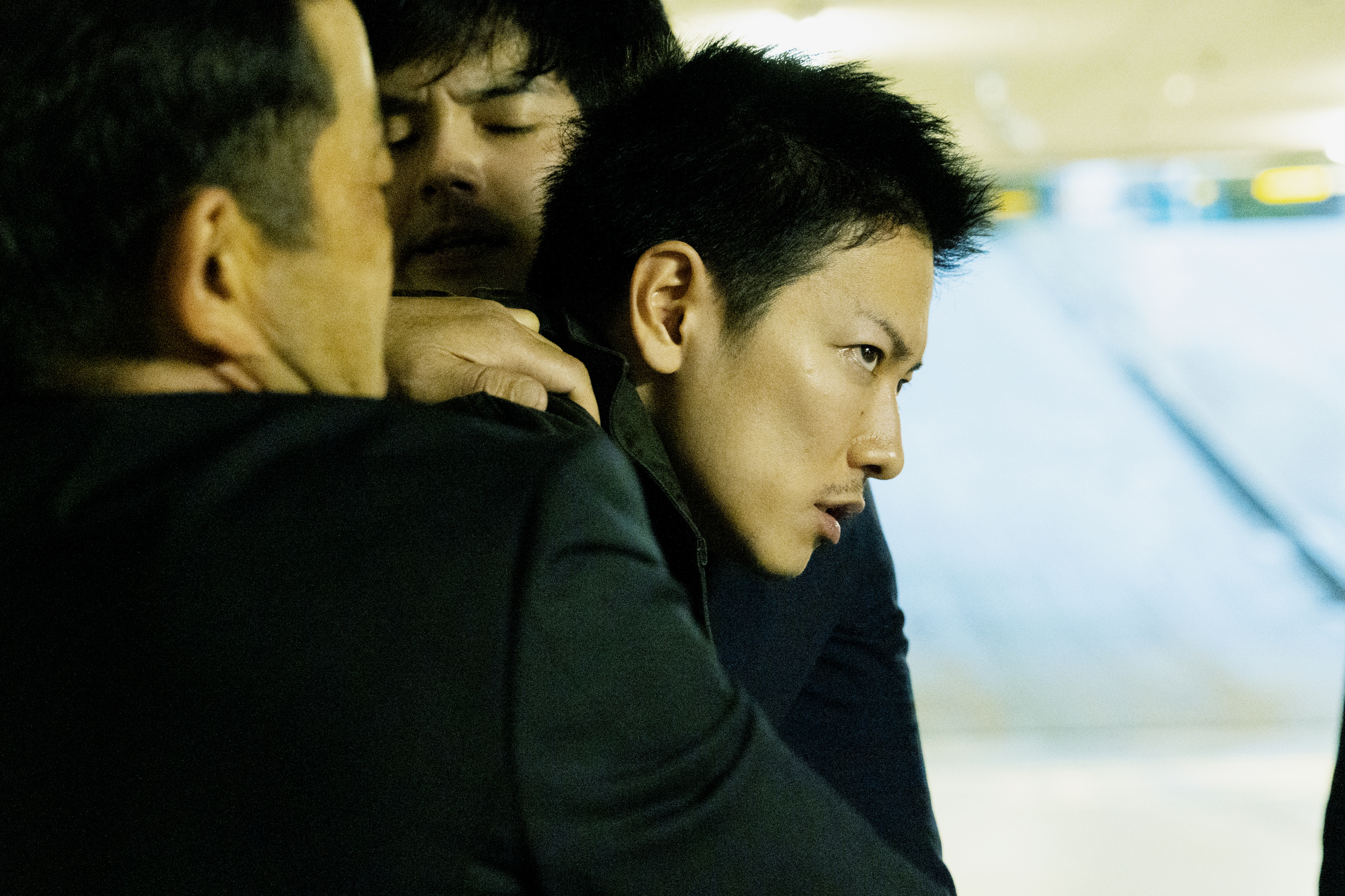 佐藤健主演的《那些得不到保護的人》改編自同名小說，電影版追加了許多原創設定。（鴻聯國際提供）