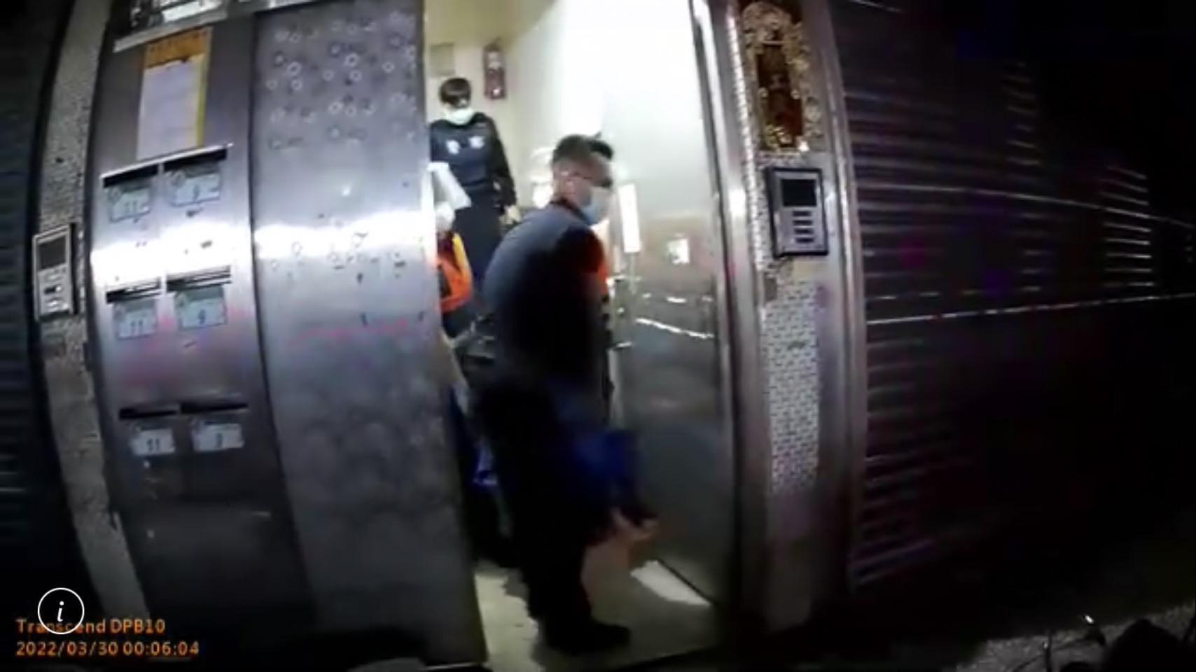 警消協助將遭砍的謝男兒子送醫救治。(翻攝畫面)