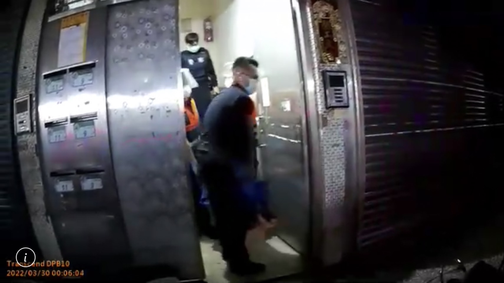 警消協助將遭砍的謝男兒子送醫救治。（翻攝畫面）