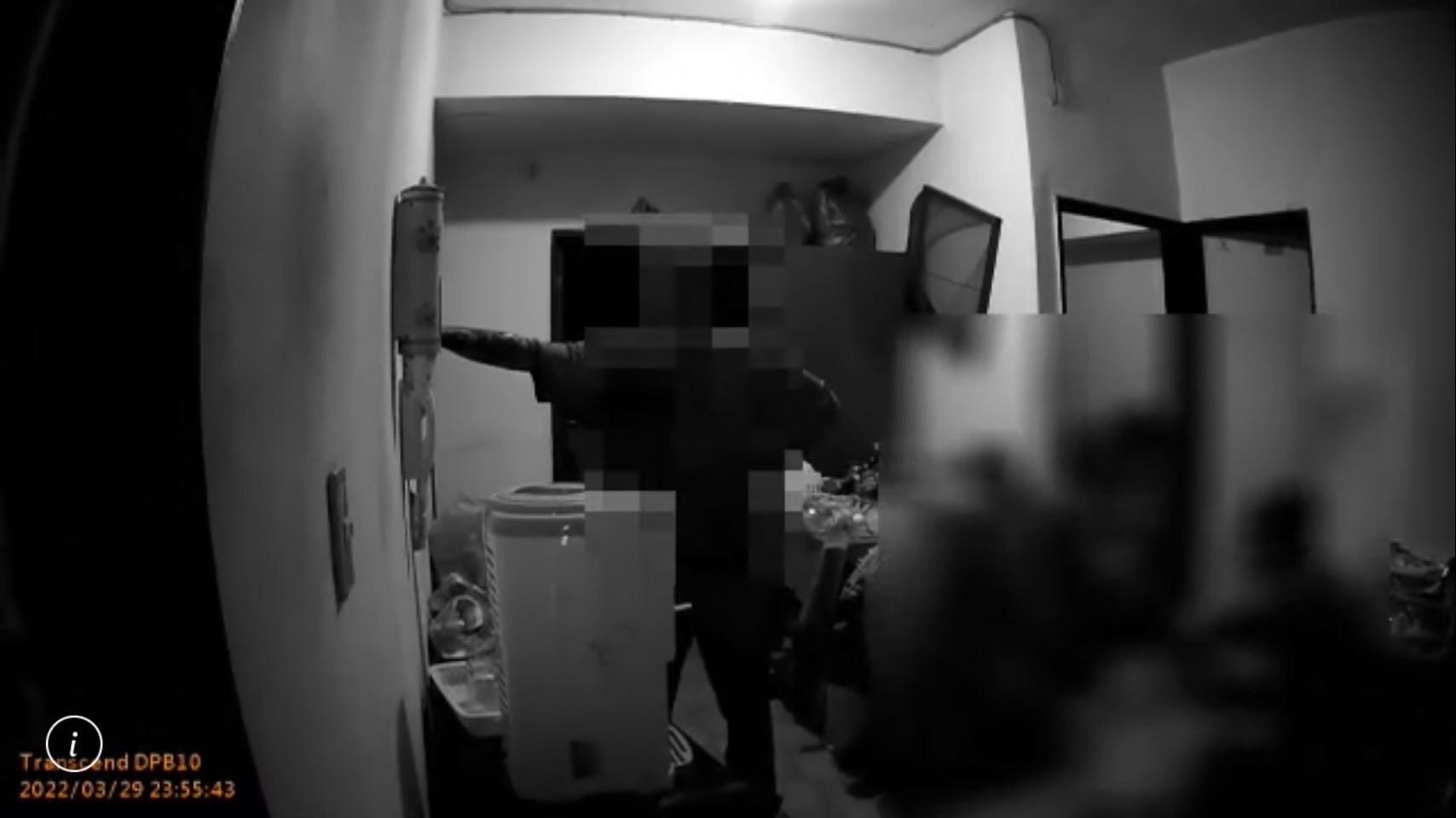 謝男(左)酒醉持刀砍傷兒子後,情緒仍不穩定。(翻攝畫面)