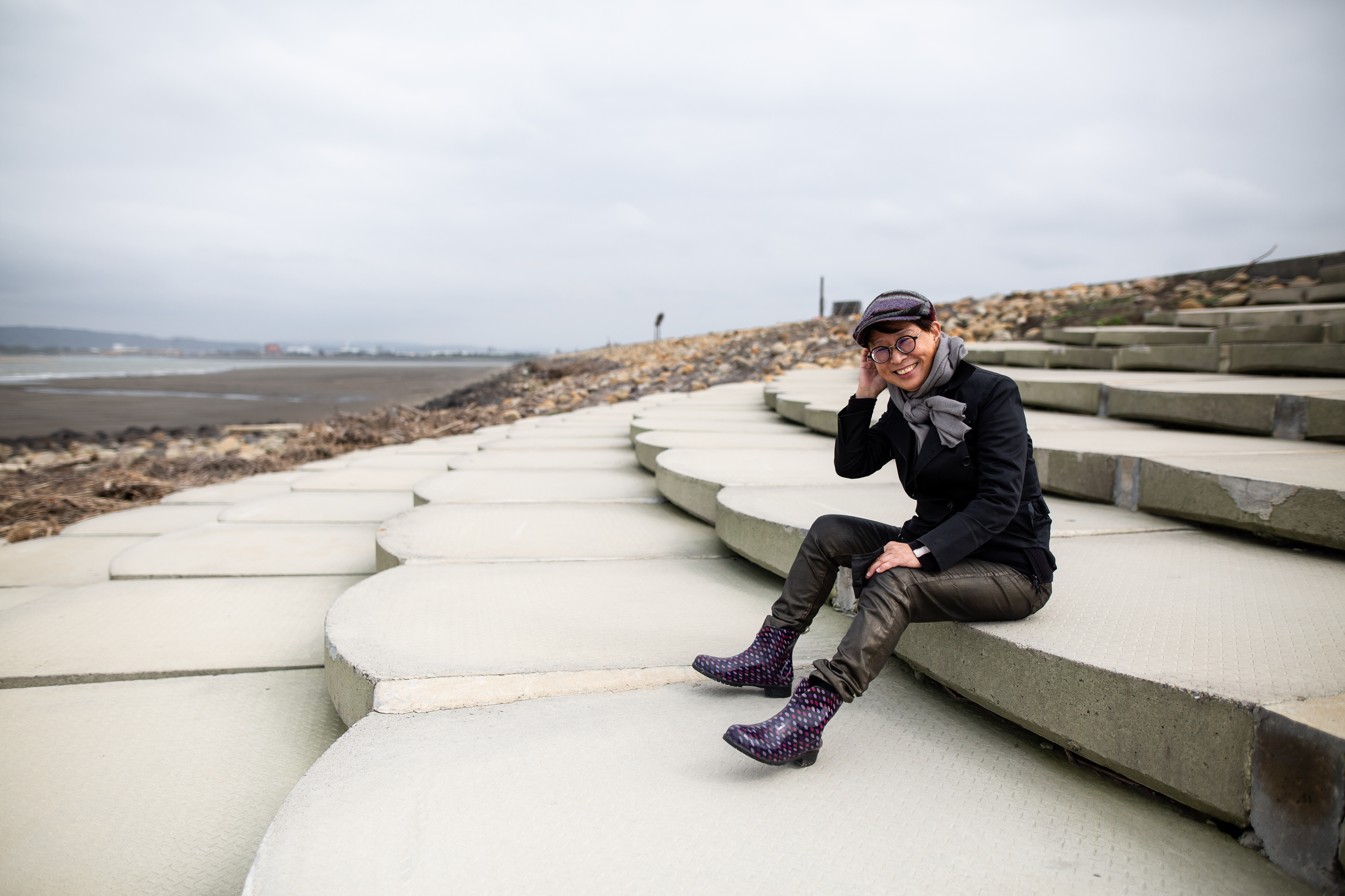 郭中端在新竹南寮漁港著名的魚鱗天梯，用淤沙回填的階梯取代高聳的堤防與消波塊，讓人也能接近海。