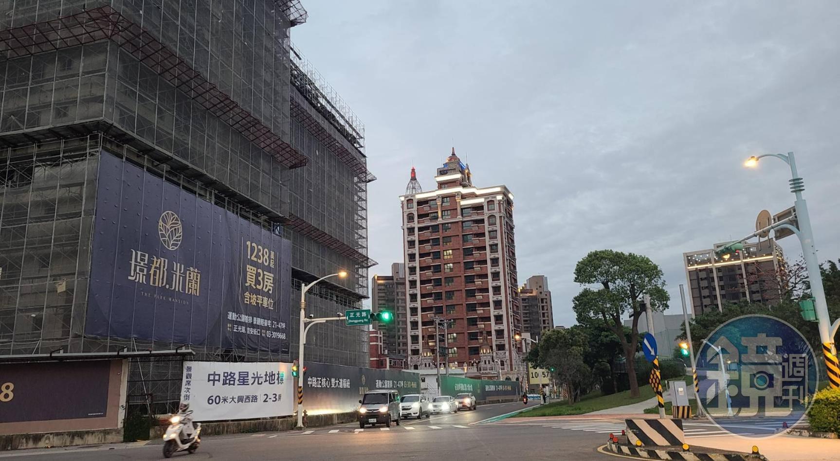 位在桃園中路特區的璟都米蘭已動工，基地三面臨路，面向6,300坪運動公園。