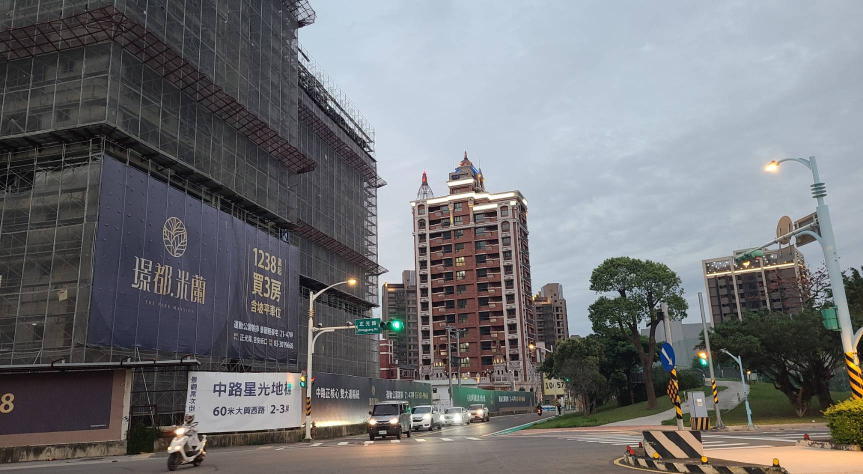 位在桃園中路特區的璟都米蘭已動工，基地三面臨路，面向6,300坪運動公園。