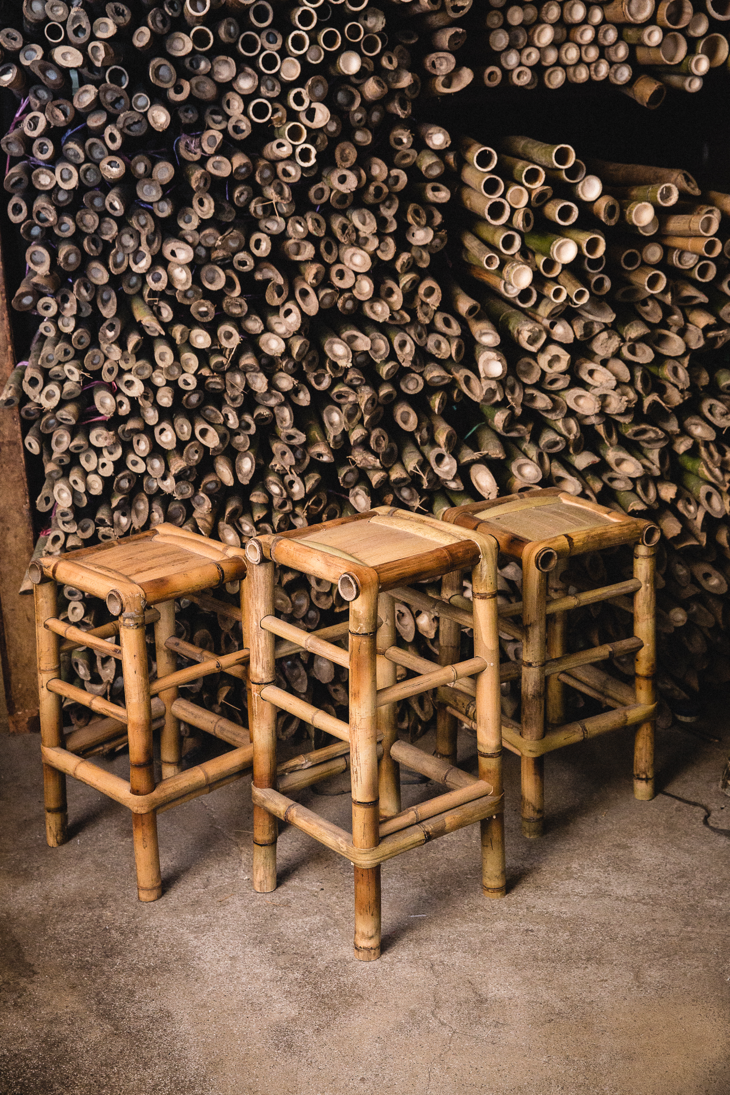 信二的竹凳比一般的寬三公分，坐起來更舒適。（一千元／張）