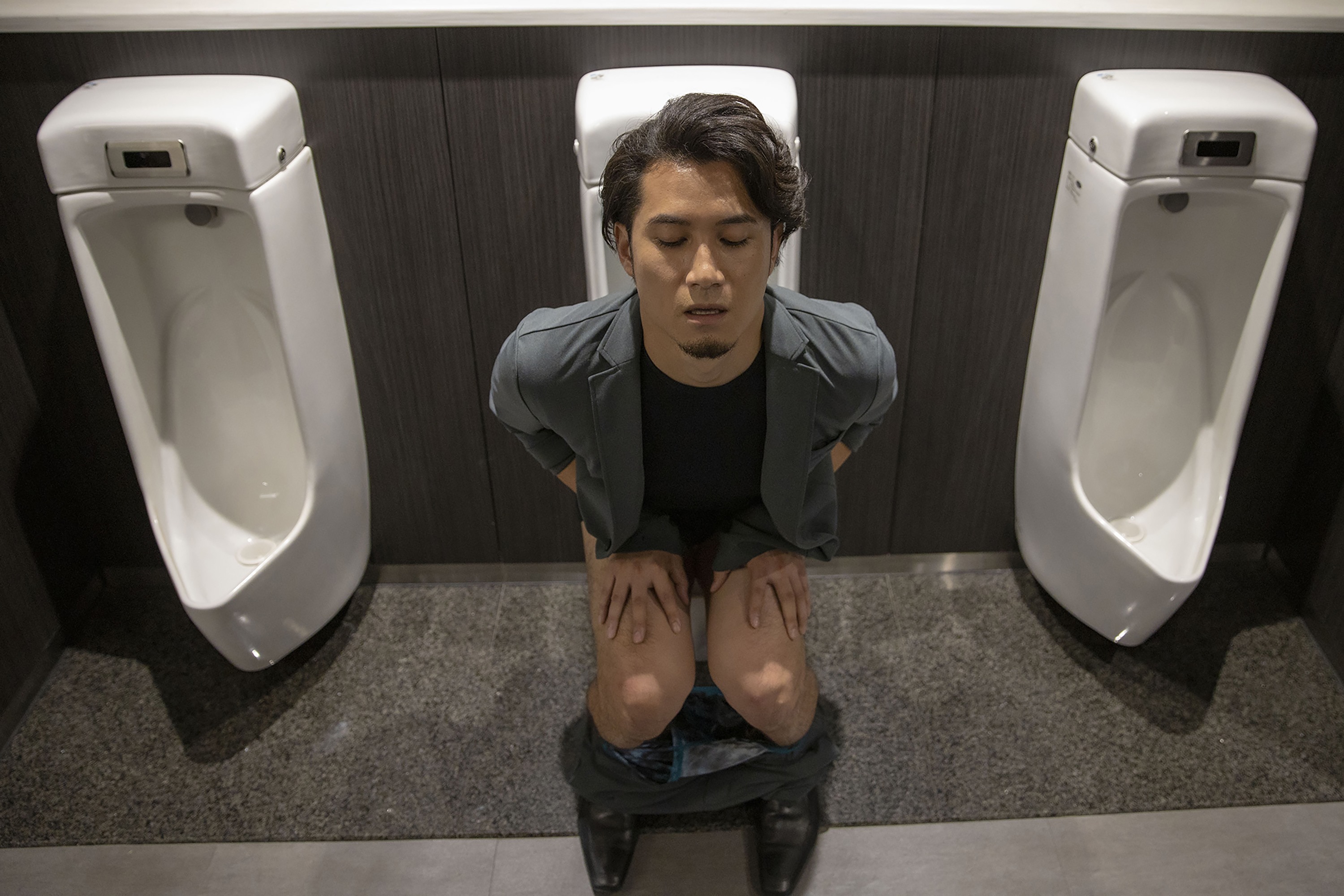 皆川暢二在主演新作《急急復雞雞》演出雞雞失蹤的網漫app公司老闆。（華映娛樂提供）