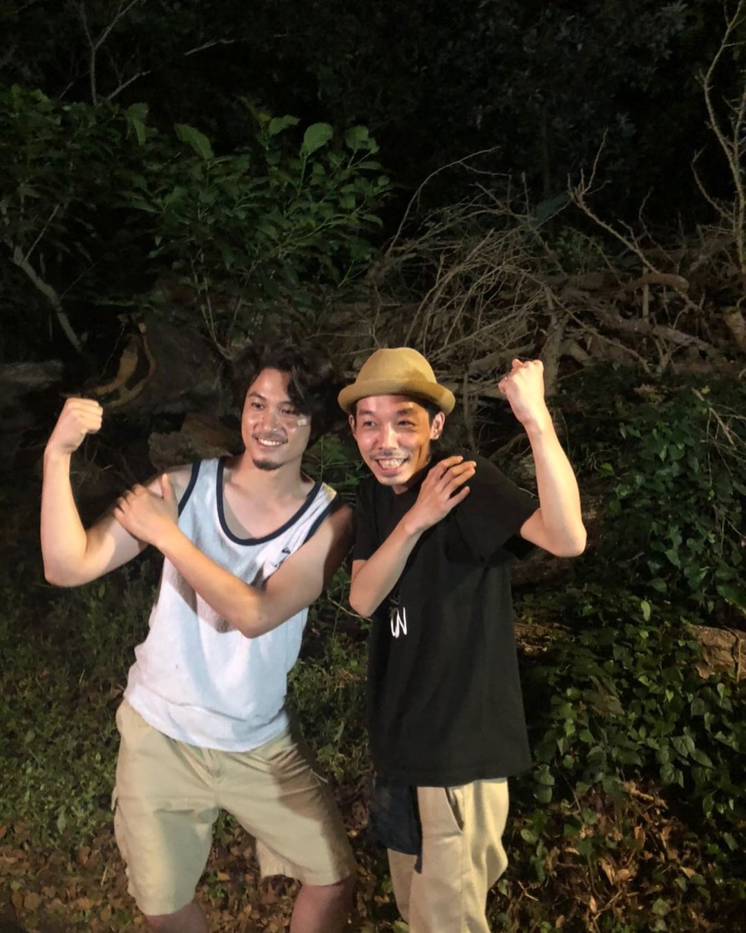 《一屍到底》導演上田慎一郎(右)在《急急復雞雞》殺青時,與主角皆川暢二合影。(翻攝自皆川暢二Instagram)